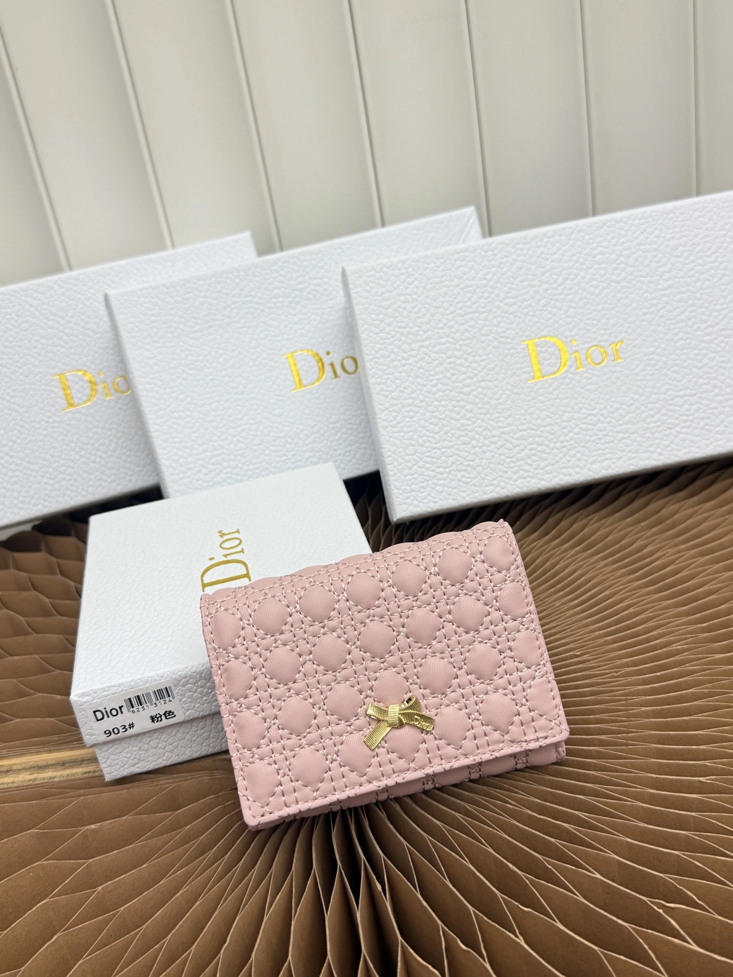 このBaby Bow Glycine 長財布はコンパクトで実用的なデザインが特徴