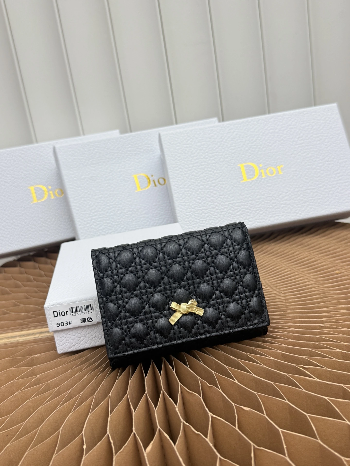 このBaby Bow Glycine 長財布はコンパクトで実用的なデザインが特徴