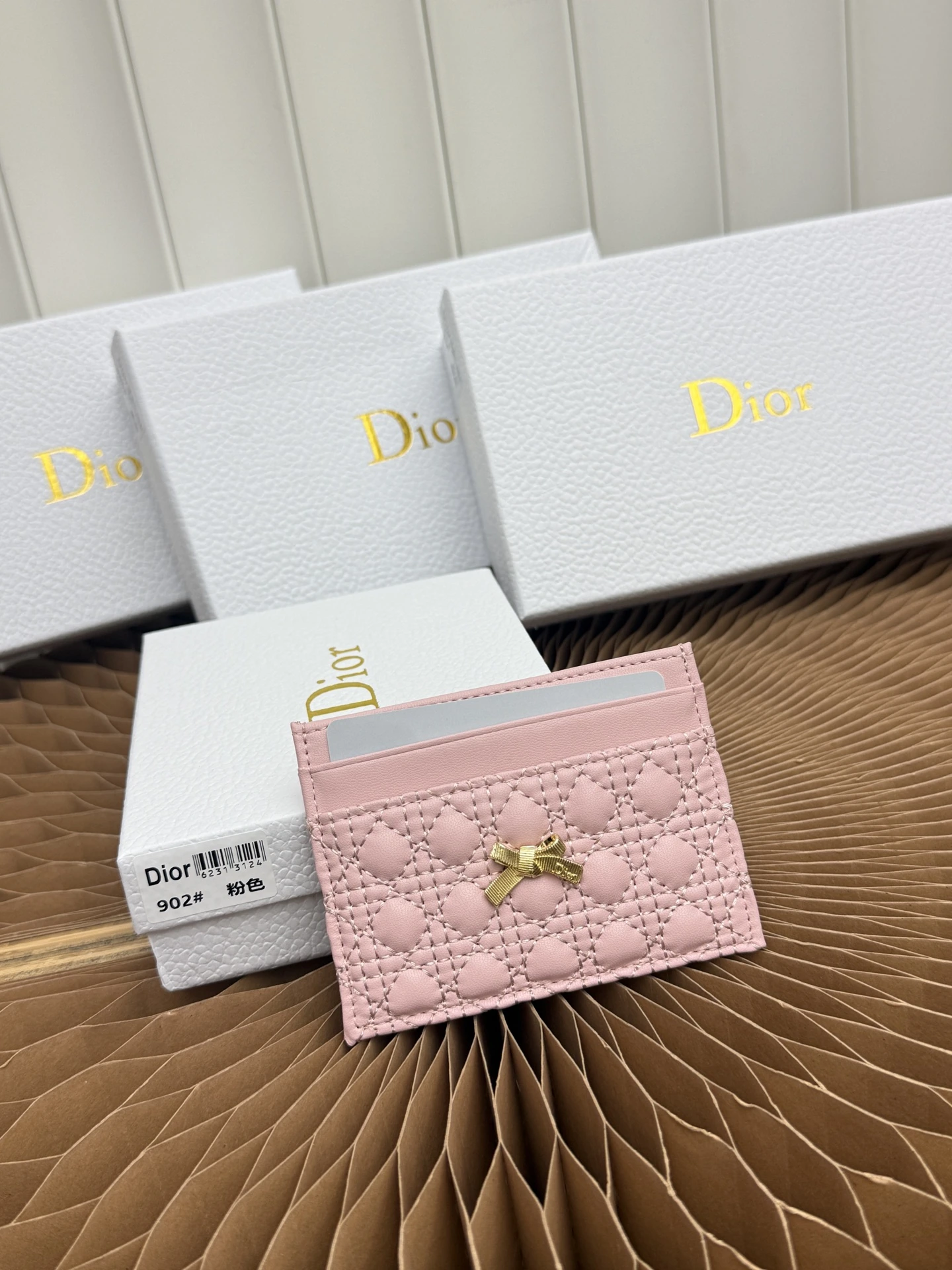 このBaby Bow Freesia カードホルダーは上品で実用的なデザイン