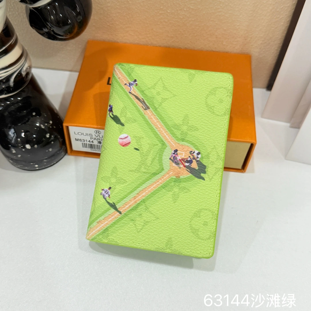 💰トップ純正💎【実物撮影・自社背景】M63144ビーチグリーン Louis Vuitton(ルイ・ヴィトン / LV)このカードケースは7つのポケット付き、クレジットカード・交通系ICカード・名刺、さらには都市マップも収納可