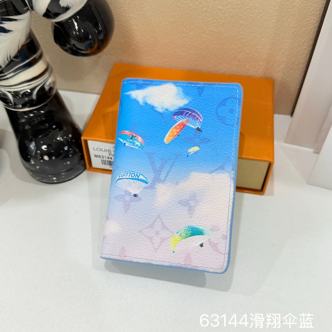 💰トップ純正💎【実物撮影・自社背景】M63144パラグライダーブルー Louis Vuitton(ルイ・ヴィトン / LV)このカードケースは7つのポケット付き、クレジットカード・交通系ICカード・名刺、さらには都市マップも収納可