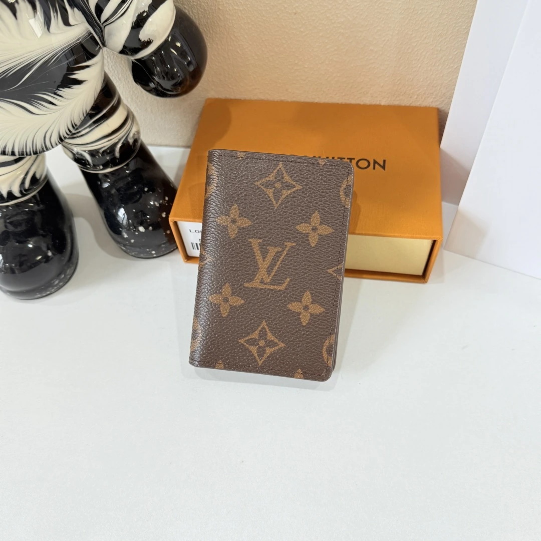 💰トップ純正💎【実物撮影・自社背景】M63144ミニカードケース Louis Vuitton(ルイ・ヴィトン / LV)このカードケースは7つのポケット付き、クレジットカード・交通系ICカード・名刺、さらには都市マップも収納可