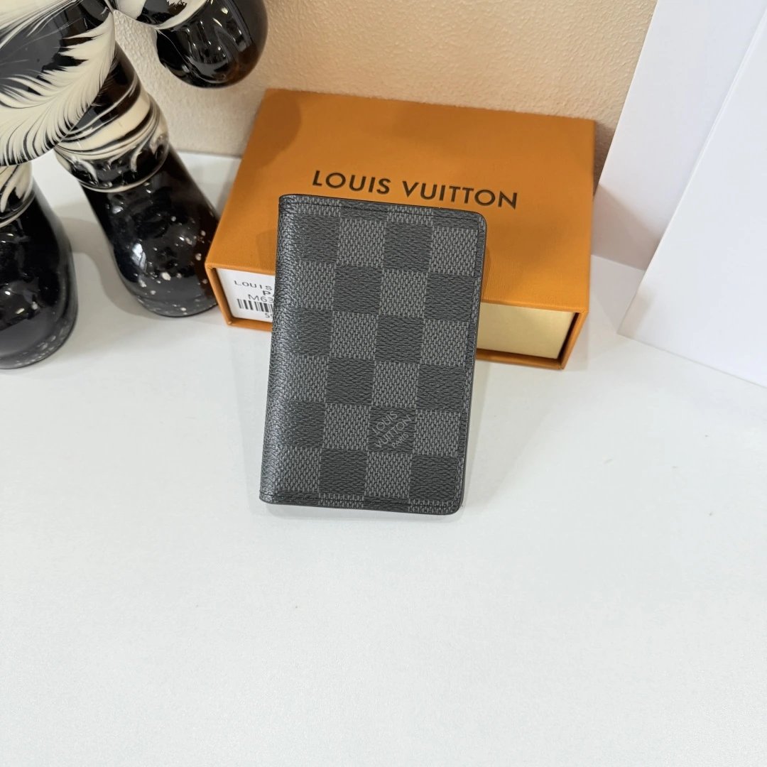 💰トップ純正💎【実物撮影・自社背景】M63144ミニカードケース Louis Vuitton(ルイ・ヴィトン / LV)このカードケースは7つのポケット付き、クレジットカード・交通系ICカード・名刺、さらには都市マップも収納可