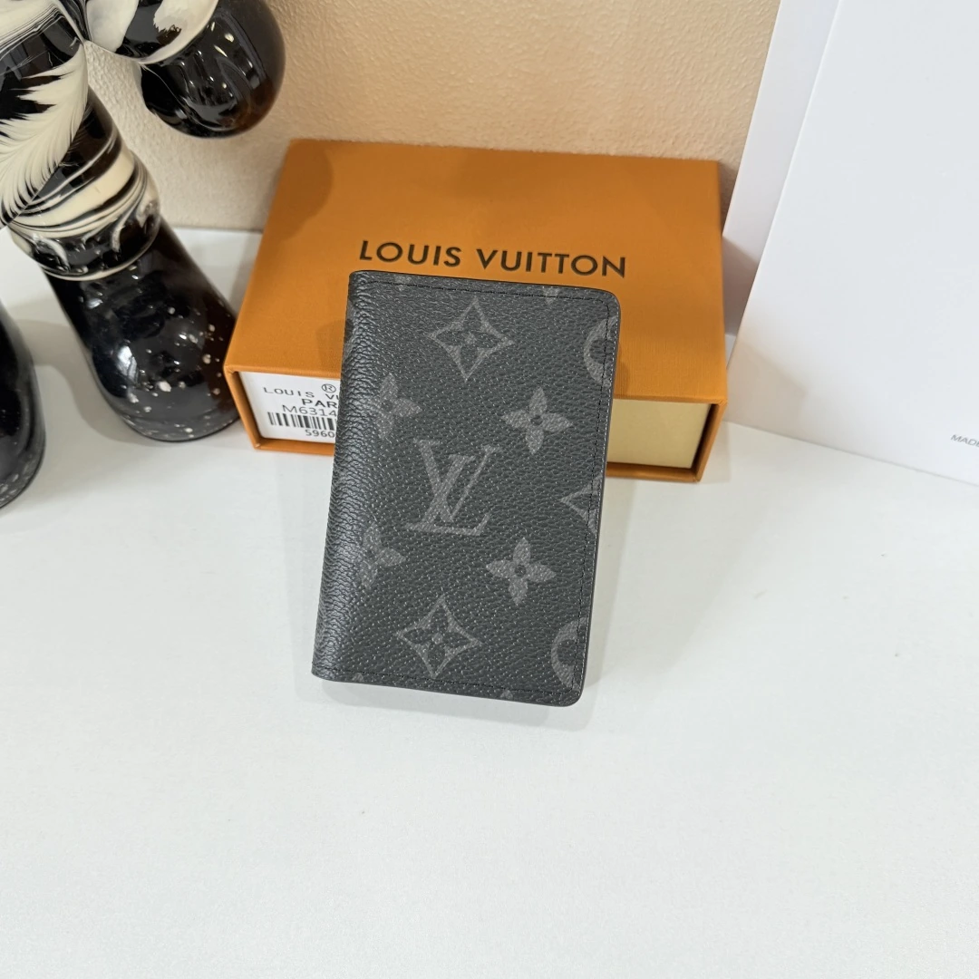 💰トップ純正💎【実物撮影・自社背景】M63144ミニカードケース Louis Vuitton(ルイ・ヴィトン / LV)このカードケースは7つのポケット付き、クレジットカード・交通系ICカード・名刺、さらには都市マップも収納可