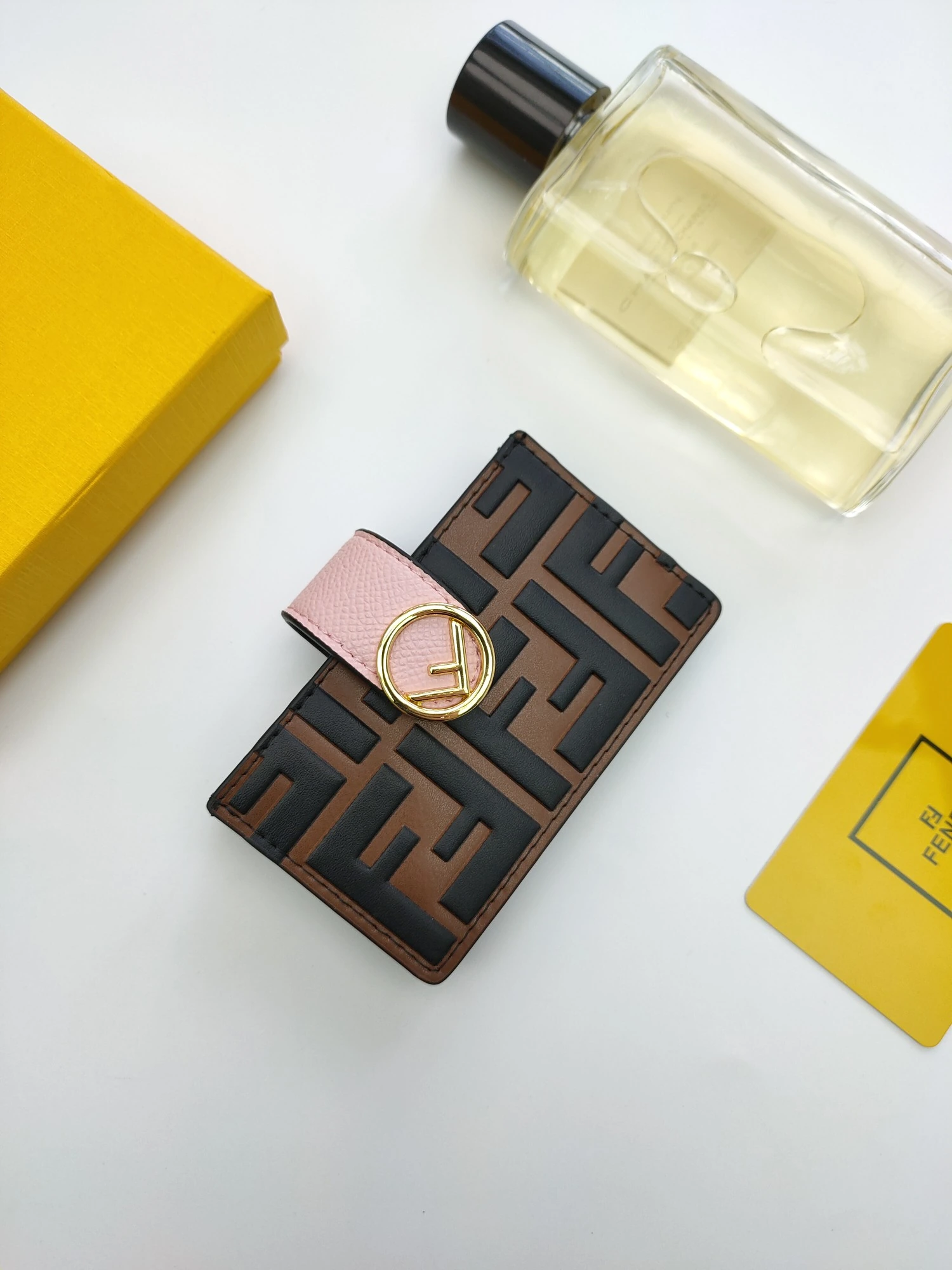🌹FENDI（フェンディ / FENDI）"F is Fendi"フラットカードホルダー😘中仕切りとカードスロット5つ付き😍FF型押しとハンドペイント柄をあしらっています