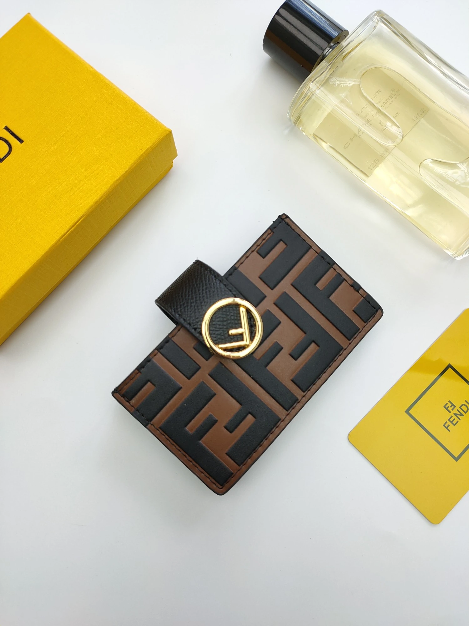 🌹FENDI（フェンディ / FENDI）"F is Fendi"フラットカードホルダー😘中仕切りとカードスロット5つ付き😍FF型押しとハンドペイント柄をあしらっています