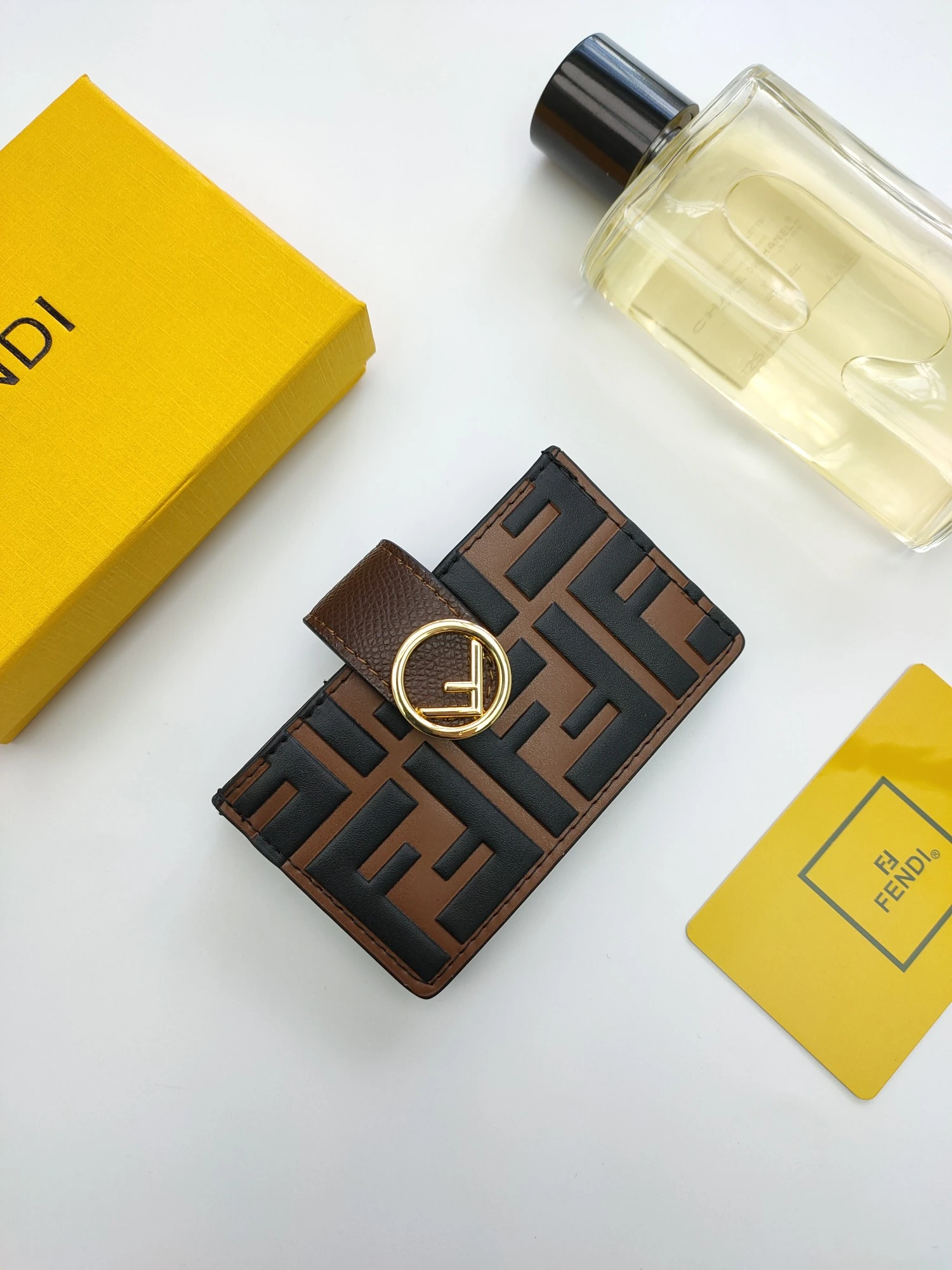 🌹FENDI（フェンディ / FENDI）"F is Fendi"フラットカードホルダー😘中仕切りとカードスロット5つ付き😍FF型押しとハンドペイント柄をあしらっています
