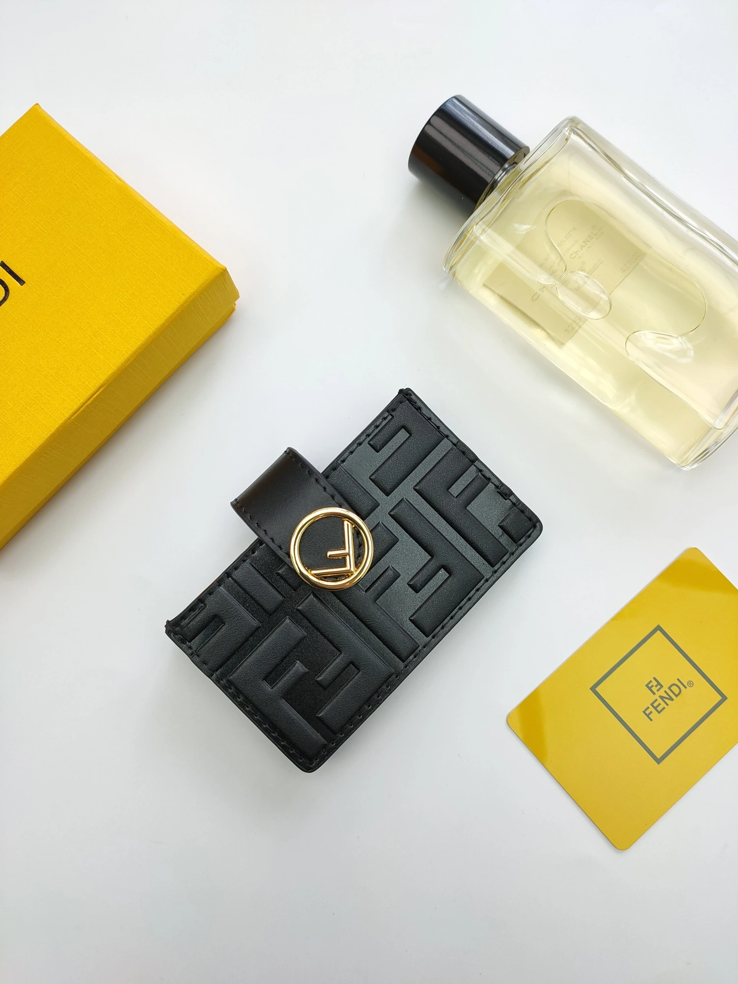 🌹FENDI（フェンディ / FENDI）"F is Fendi"フラットカードホルダー😘中仕切りとカードスロット5つ付き😍FF型押しとハンドペイント柄をあしらっています