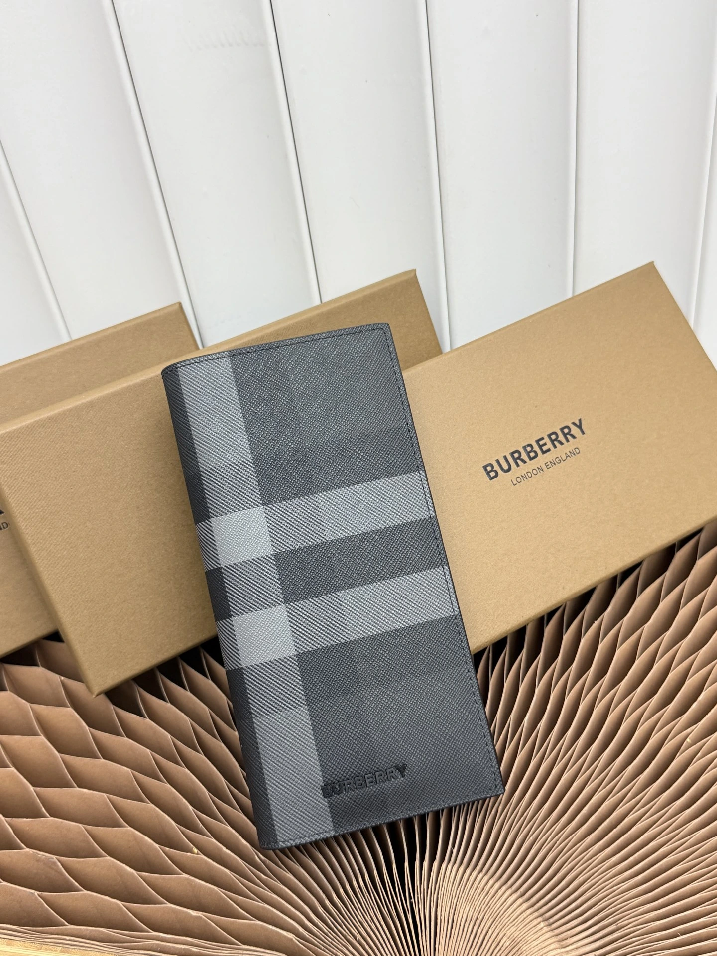 Londonチェック二つ折り財布➰ アイコンチェックデザイン【バーバリー】純正仕様🇮🇹～～🎉👉スモーキーチェックに輸入グレインカーフレザー、正面に立体Bロゴ👍直営店クオリティ・作り精巧💋実物撮影📷、🆔🆔069グレーチェック、サイズ19cm*10cm*2.5cm