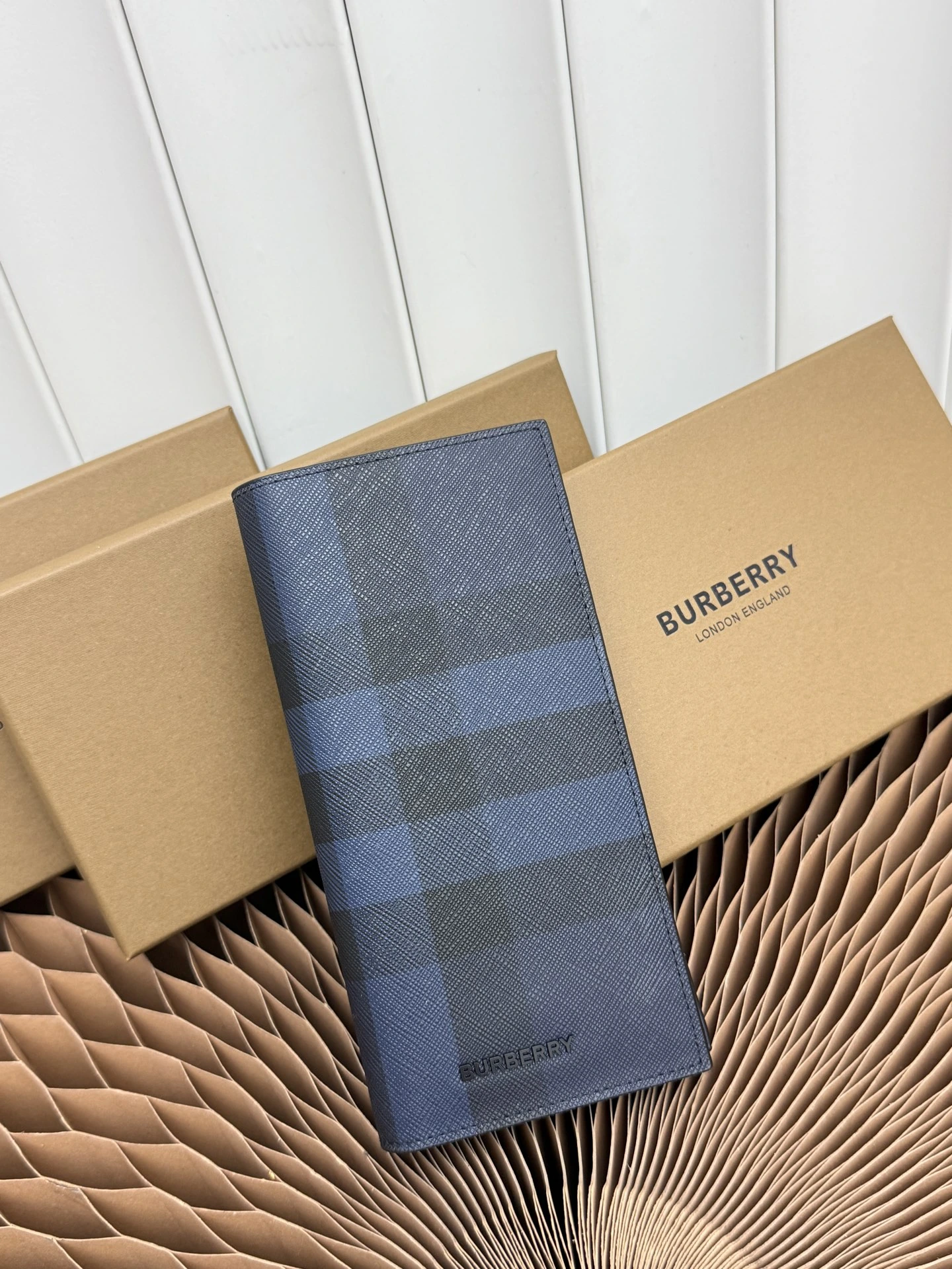 Londonチェック二つ折り財布➰ アイコンチェックデザイン【バーバリー】純正仕様🇮🇹～～🎉👉スモーキーチェックに輸入グレインカーフレザー、正面に立体Bロゴ👍直営店クオリティ・作り精巧💋実物撮影📷、🆔🆔069ブルーチェック、サイズ19cm*10cm*2.5cm