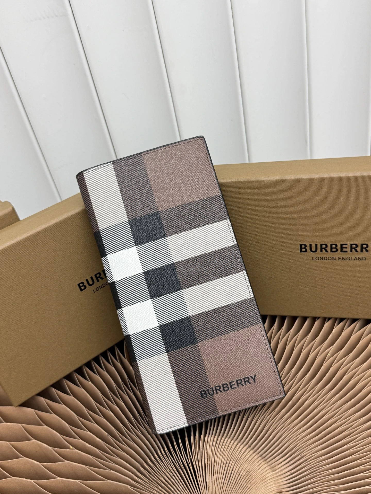 Londonチェック二つ折り財布➰ アイコンチェックデザイン【バーバリー】純正仕様🇮🇹～～🎉👉スモーキーチェックに輸入グレインカーフレザー、正面に立体Bロゴ👍直営店クオリティ・作り精巧💋実物撮影📷、🆔🆔069ブラウン、サイズ19cm*10cm*2.5cm