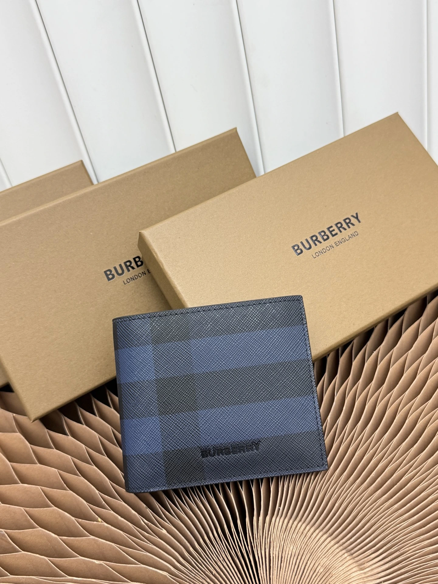 Londonチェック二つ折り財布➰ アイコンチェックデザイン【バーバリー】純正仕様🇮🇹～～🎉👉スモーキーチェックに輸入グレインカーフレザー、正面に立体Bロゴ👍直営店クオリティ・作り精巧💋実物撮影📷、🆔🆔068ブルーチェック、サイズ11cm*10cm