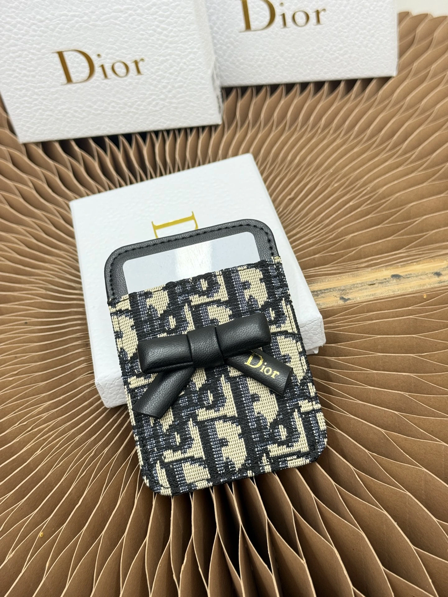 このLady Dior（ディオール / Dior）マグネットカードホルダーは精巧なアクセサリーで、ブランドの卓越したクラフツマンシップを表現します