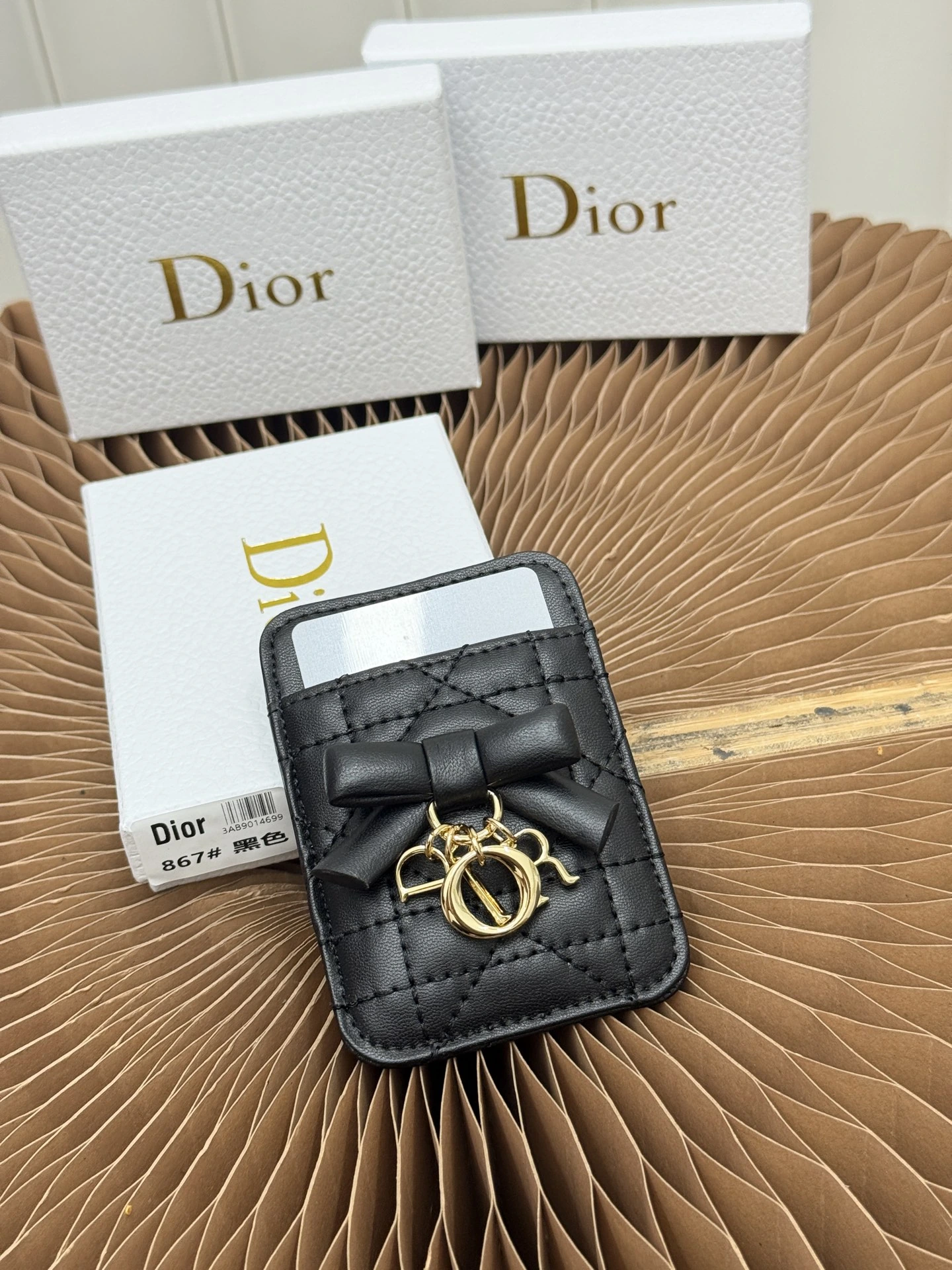 このLady Dior（ディオール / Dior）マグネットカードホルダーは精巧なアクセサリーで、ブランドの卓越したクラフツマンシップを表現します