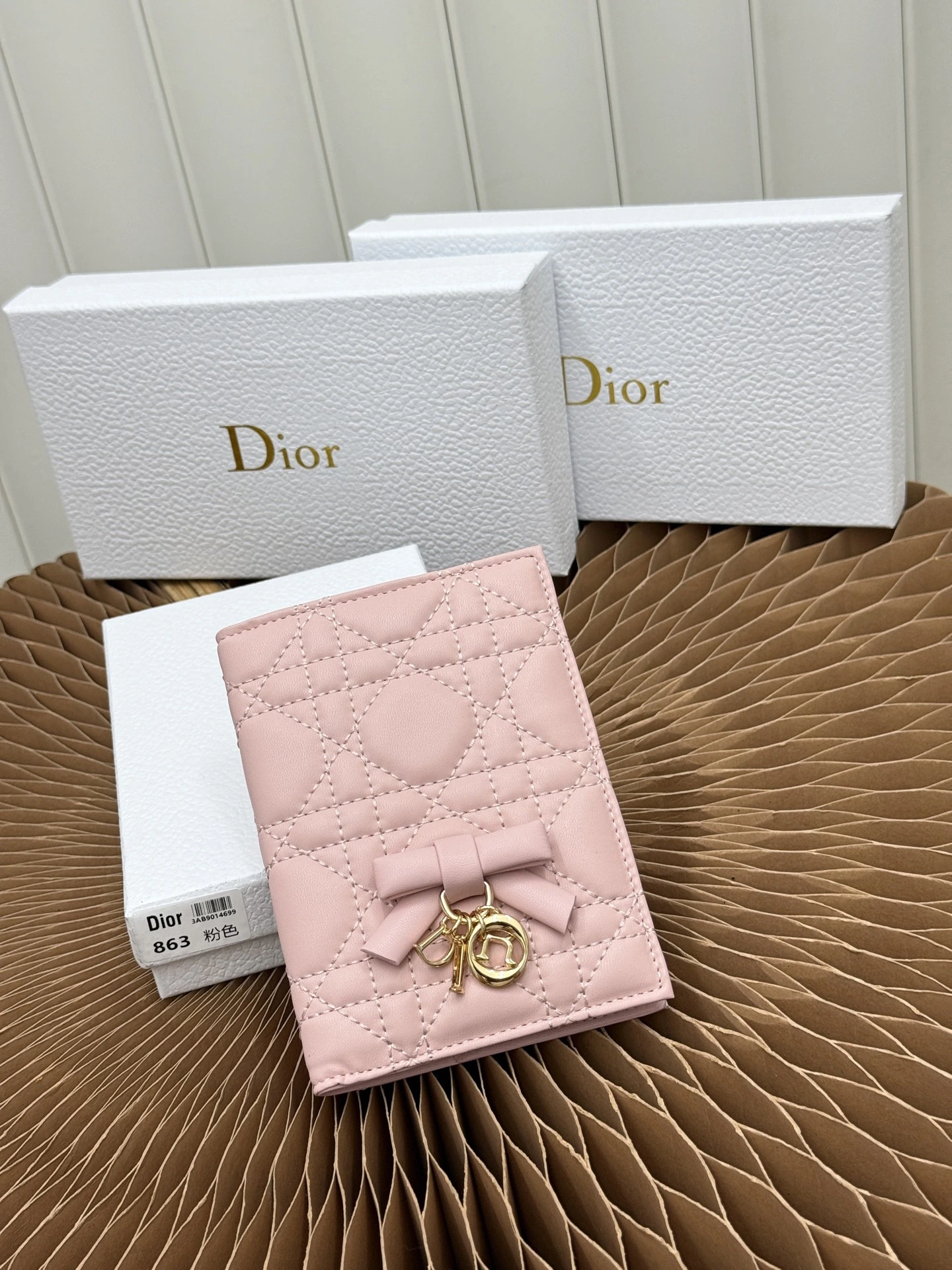 Lady Dior（ディオール / Dior）パスポートケースは悠久でエレガントなアクセサリー