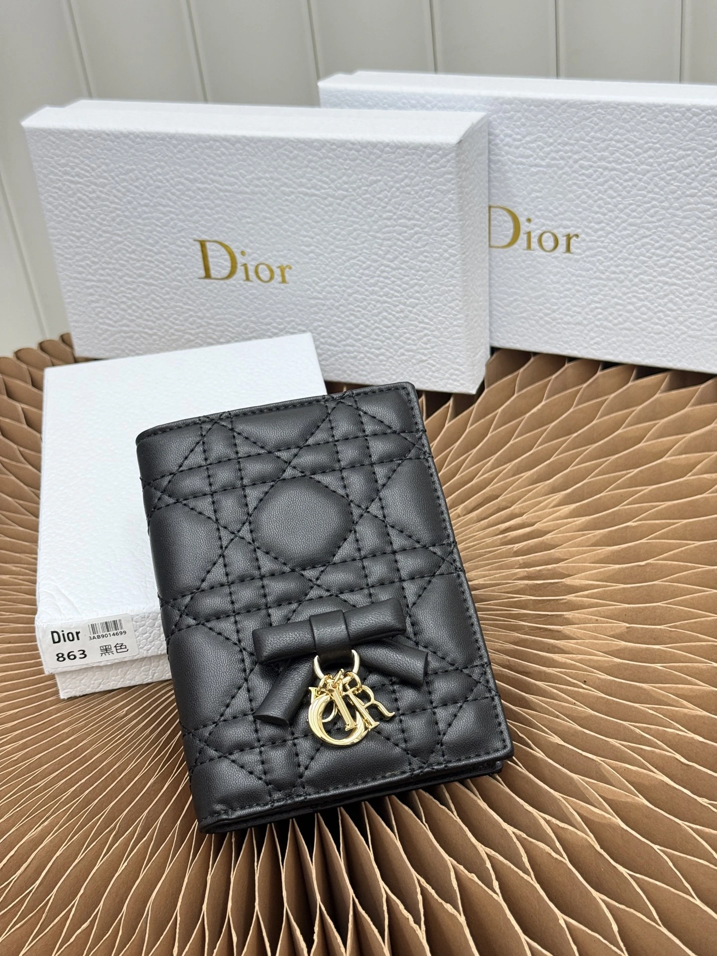 Lady Dior（ディオール / Dior）パスポートケースは悠久でエレガントなアクセサリー
