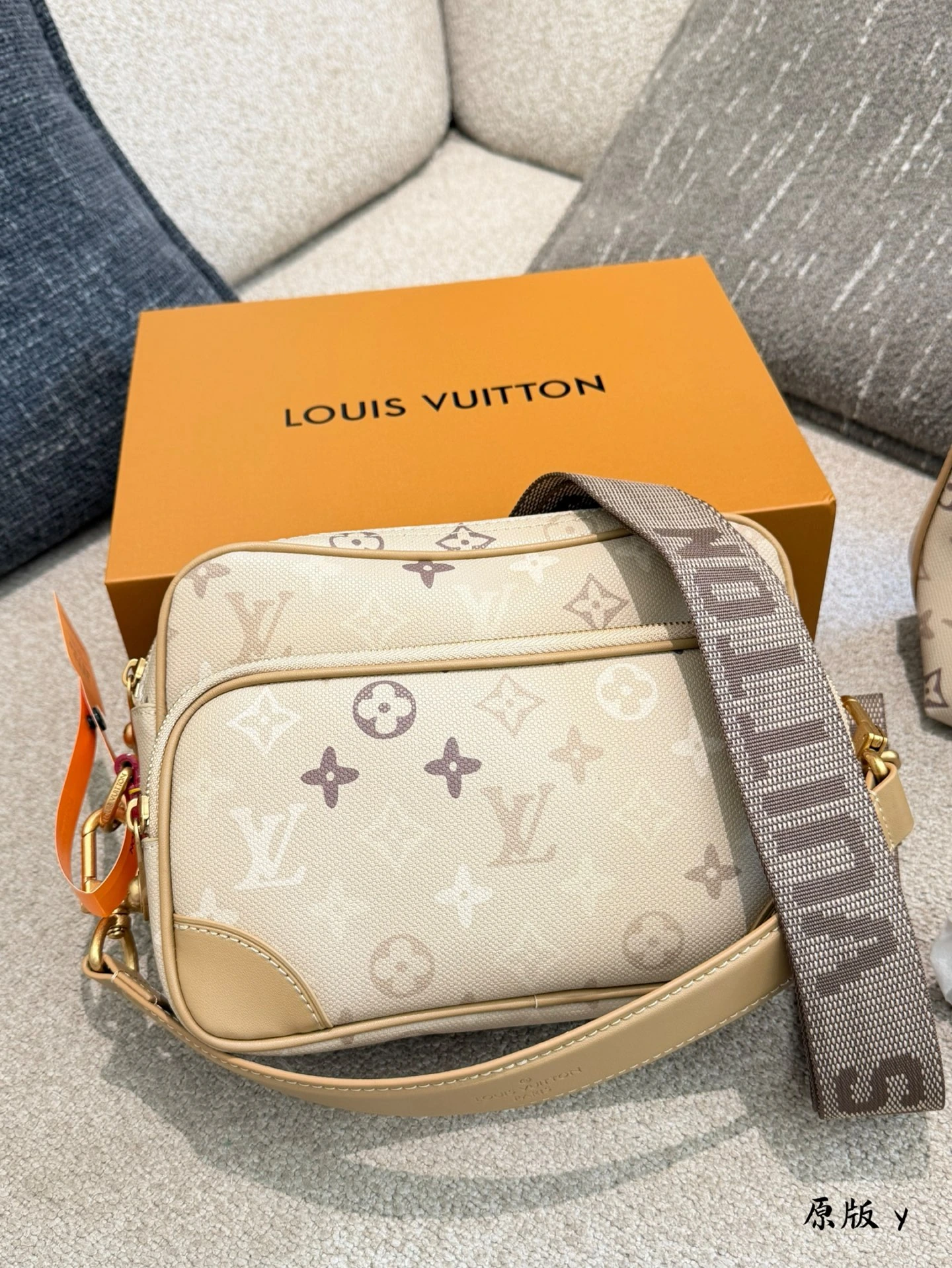 Louis Vuitton(ルイ・ヴィトン / LV) エレファントグレー メッセンジャーバッグ