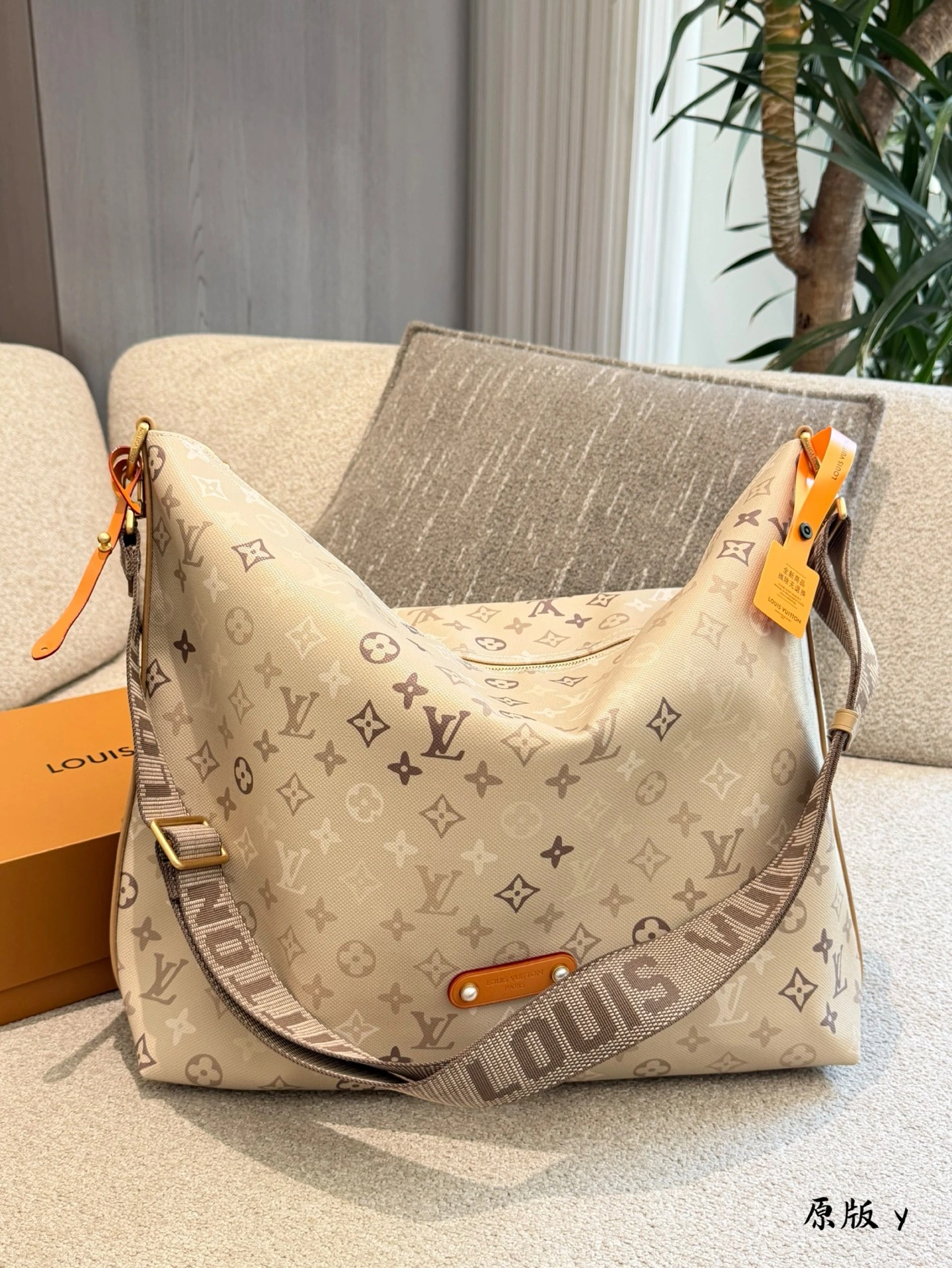 Louis Vuitton(ルイ・ヴィトン / LV) サンドカラー Monogram Hobo