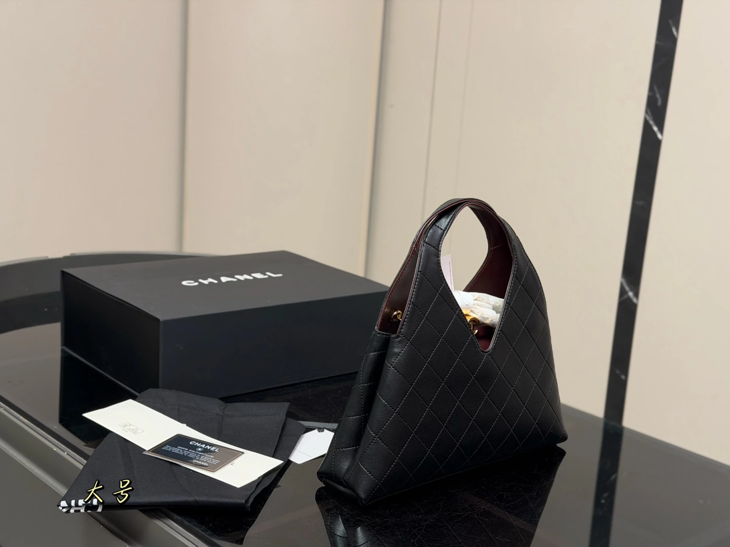 CHANEL(シャネル) 26A Métiers d’Art 三角形ハンドバッグ