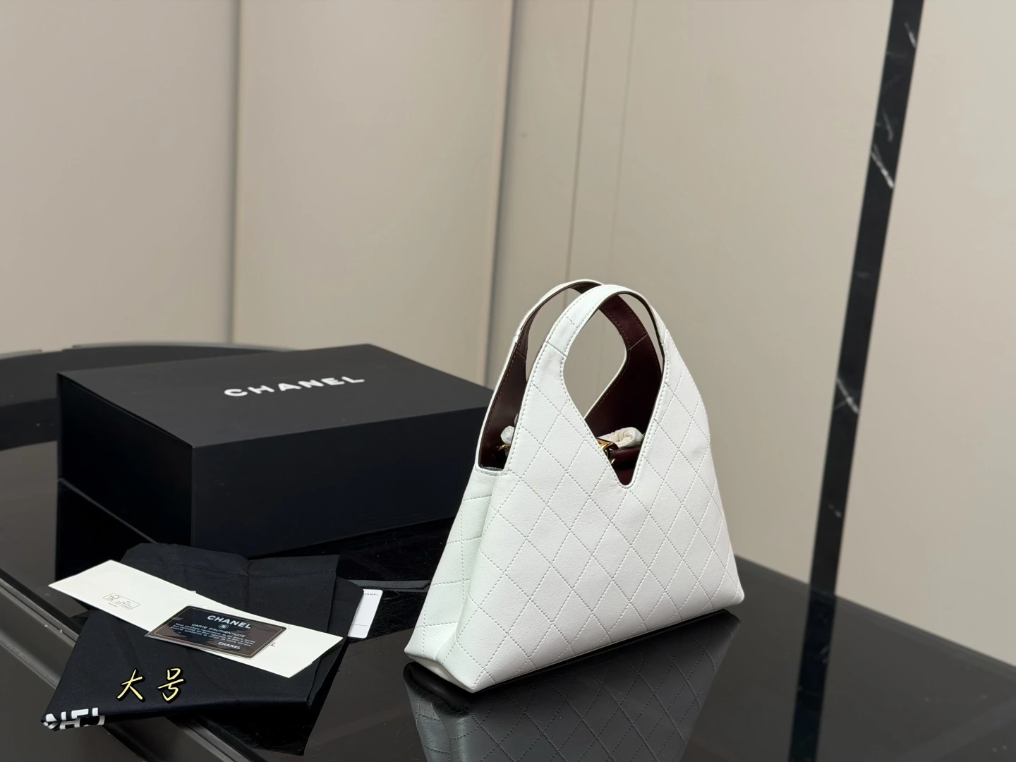 CHANEL(シャネル) 26A Métiers d’Art 三角形ハンドバッグ