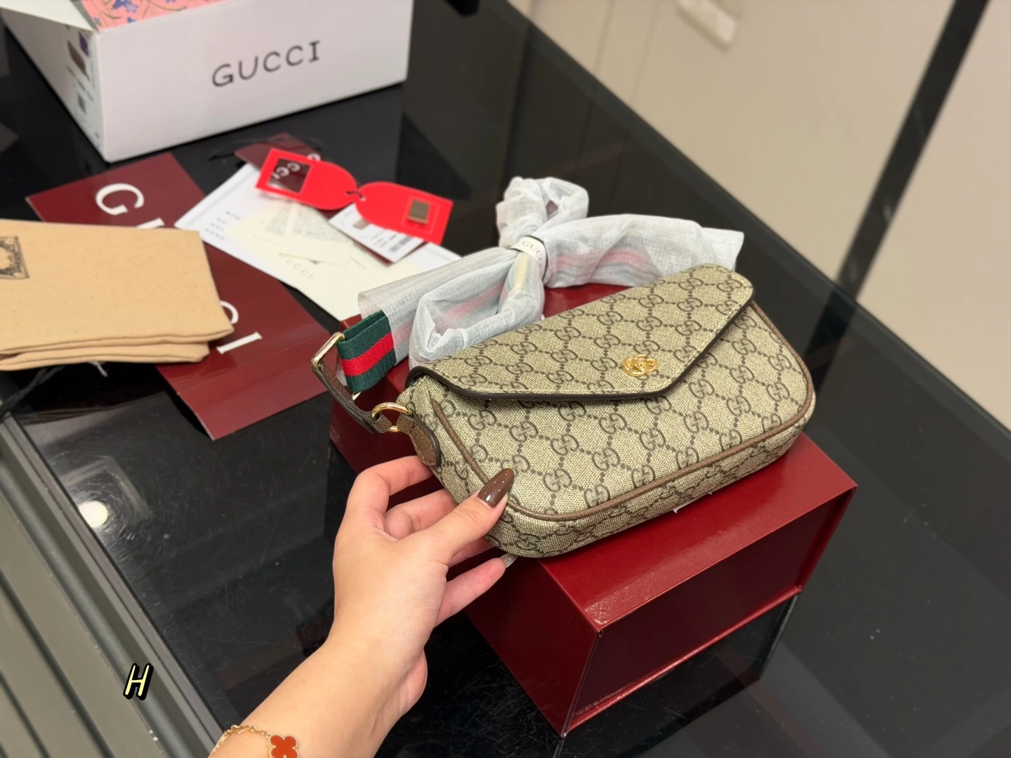 GUCCI(グッチ) GG Monogram エンベロープ型クロスボディバッグ