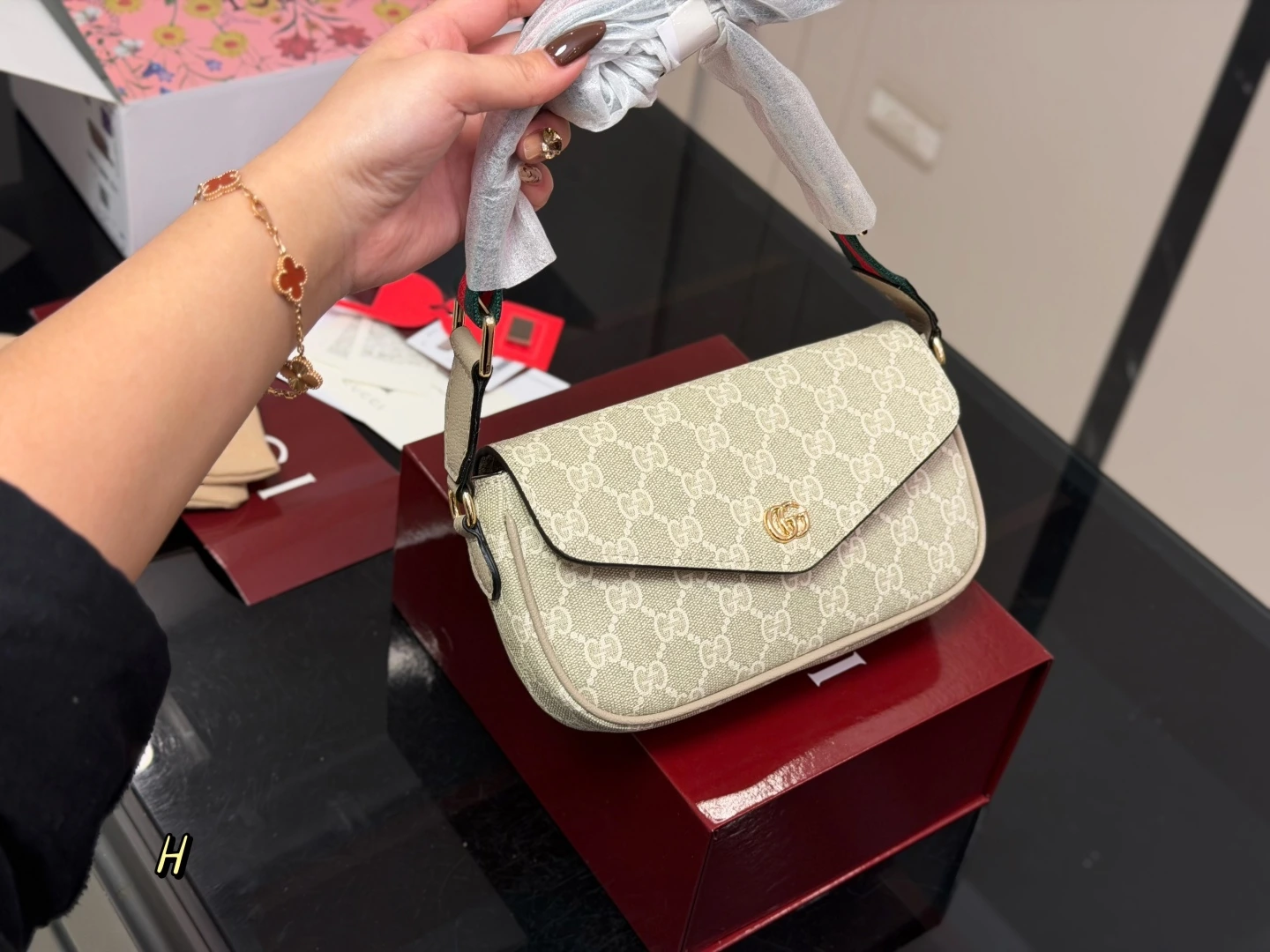 GUCCI(グッチ) GG Monogram エンベロープ型クロスボディバッグ