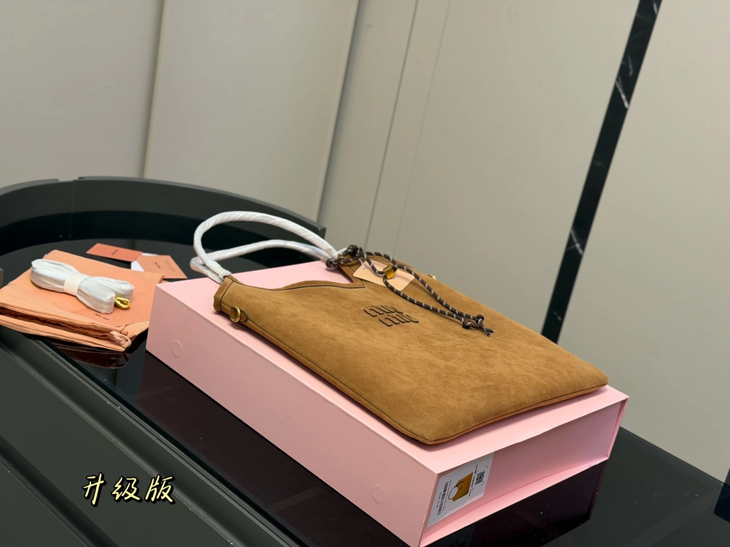 Miu Miu（ミュウミュウ） トートバッグ。 サイズ：35×34cm。 フルパッケージ