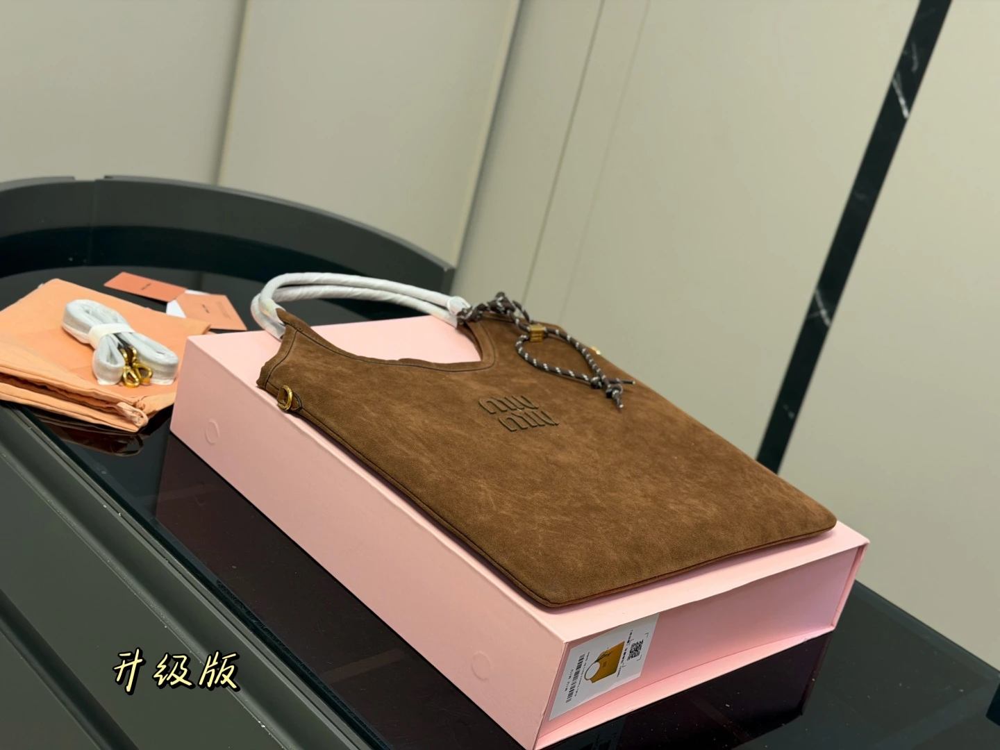 Miu Miu（ミュウミュウ） トートバッグ。 サイズ：35×34cm。 フルパッケージ