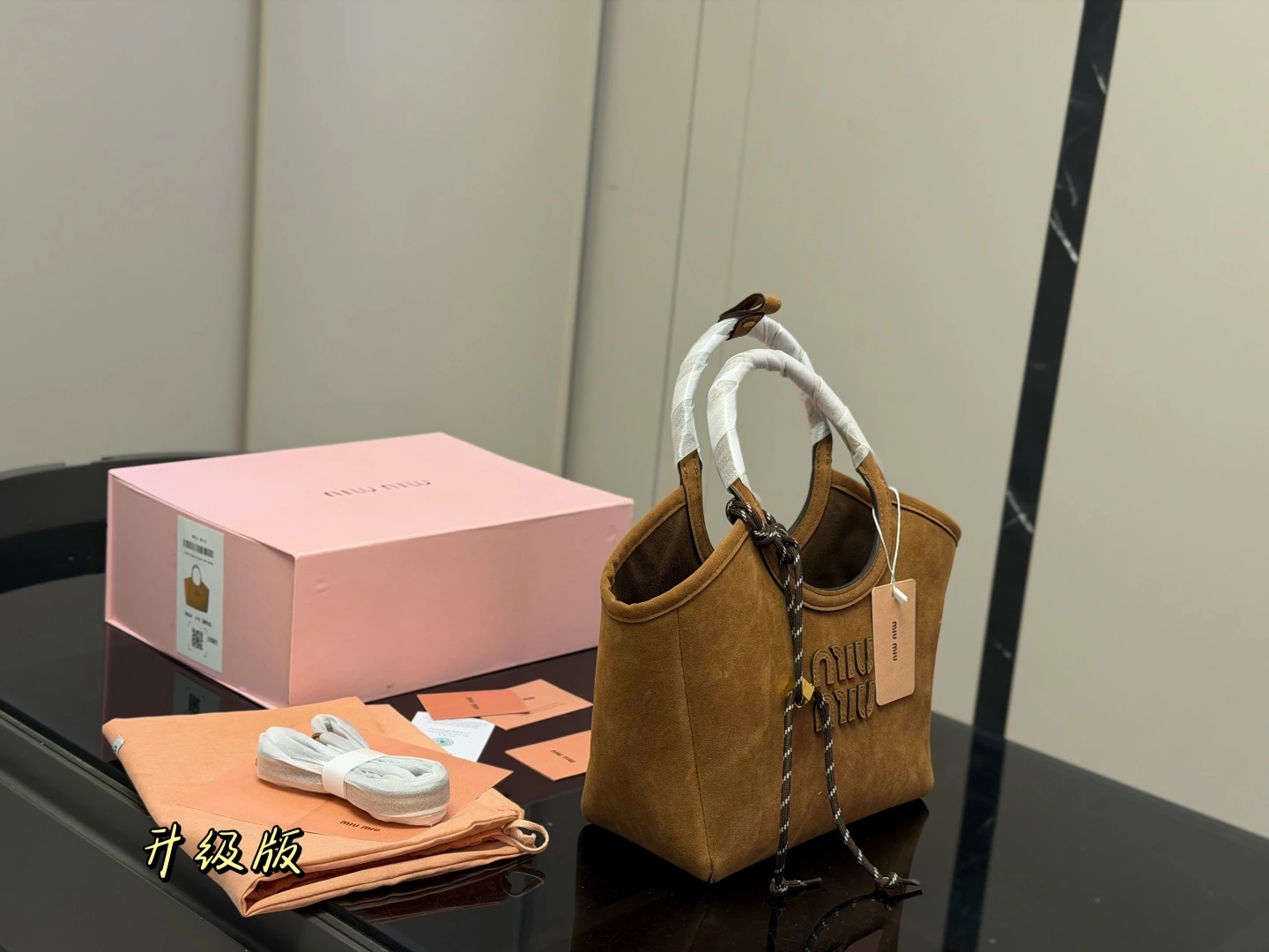 Miu Miu（ミュウミュウ） 肩掛け トートバッグ。 サイズ：22×18cm。 フルパッケージ