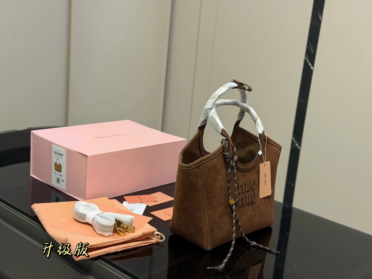 Miu Miu（ミュウミュウ） 肩掛け トートバッグ。 サイズ：22×18cm。 フルパッケージ