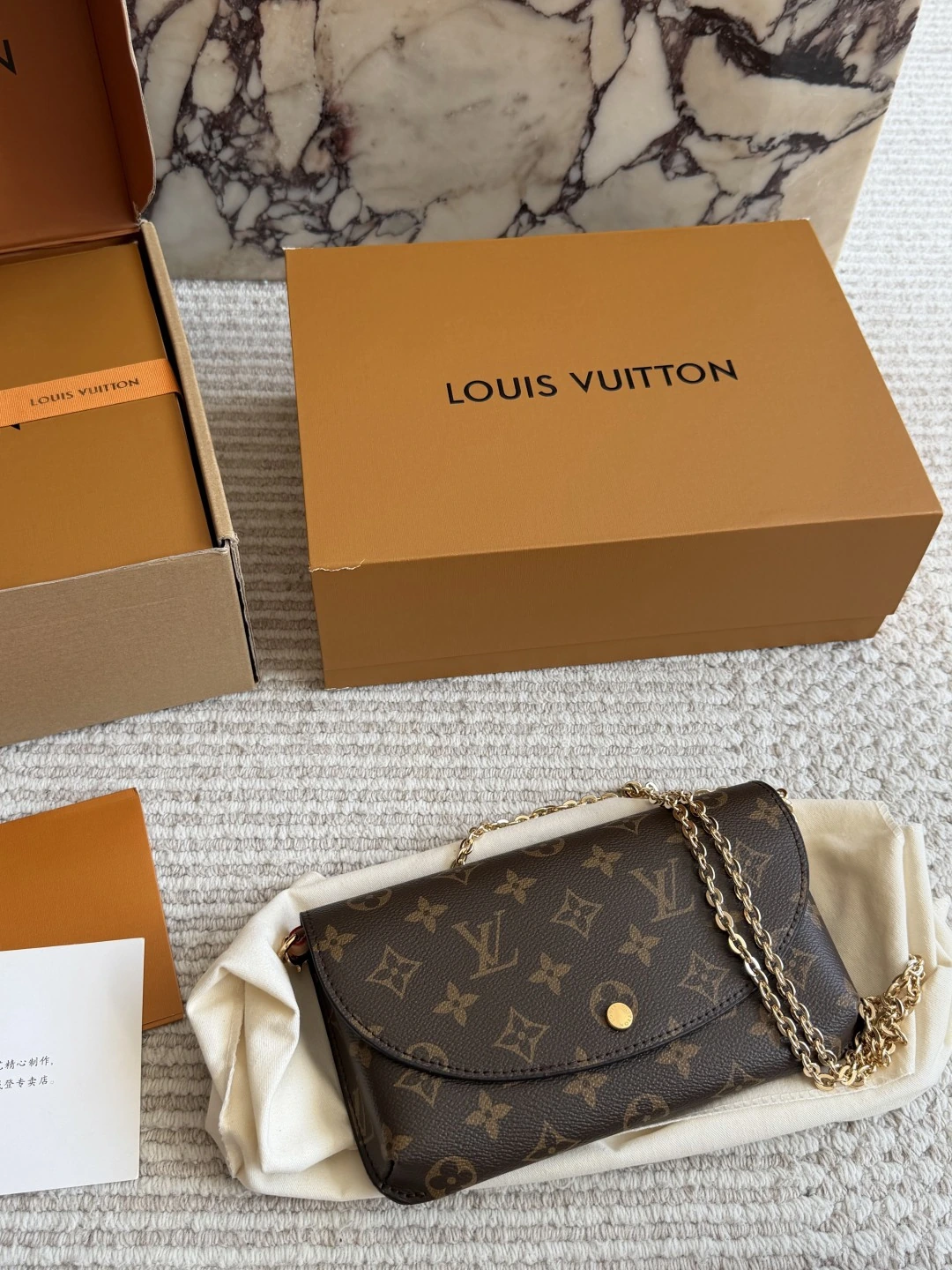 Louis Vuitton(ルイ・ヴィトン / LV) ヴィンテージ風・軽量・Monogram・肩掛け・斜め掛け バッグ。 ボックス付き