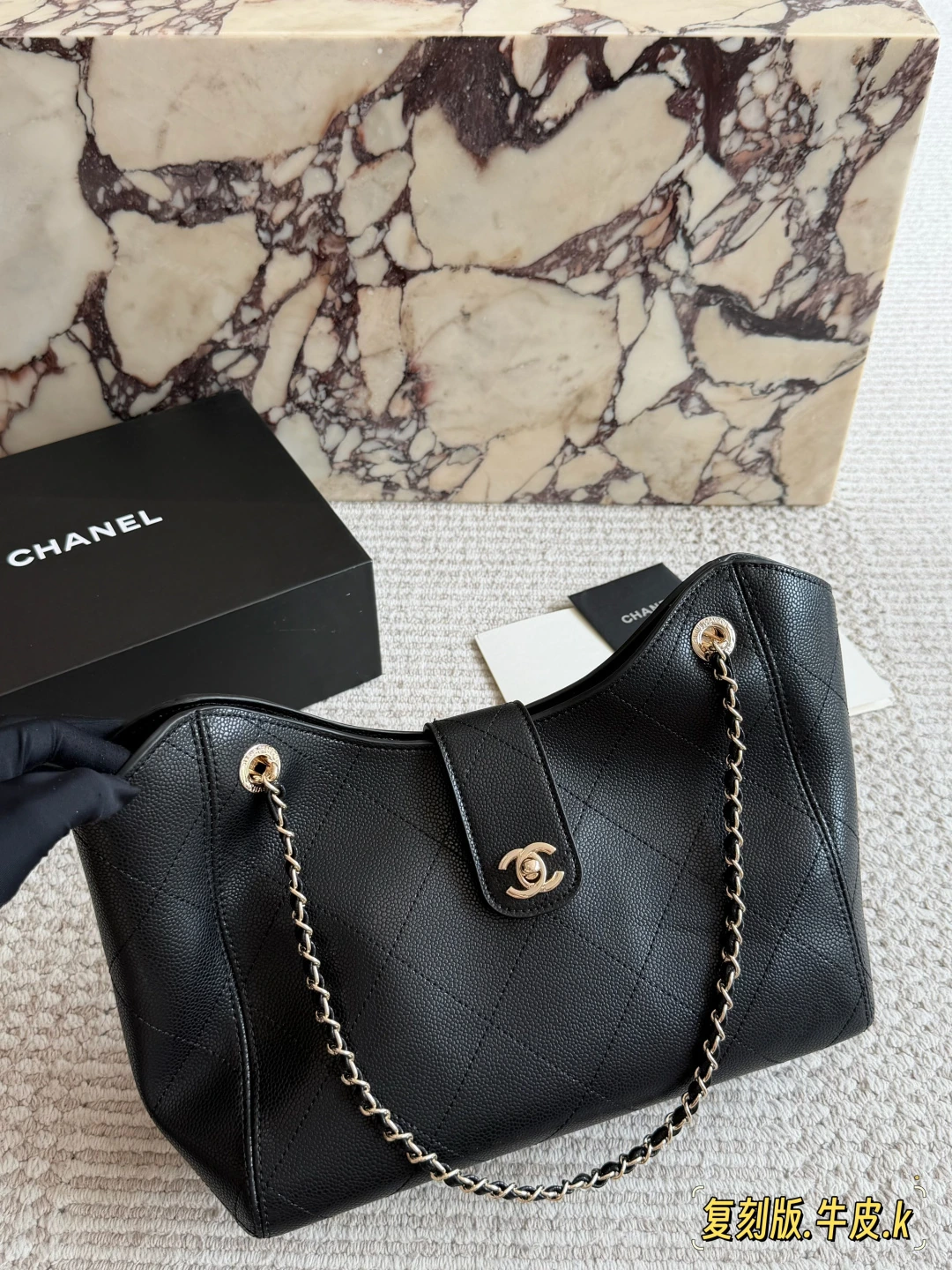 CHANEL(シャネル) ヴィンテージ風・合わせやすい・すっきり見え・キルティング・肩掛け・メタルパーツ バッグ。 素材:カーフスキン