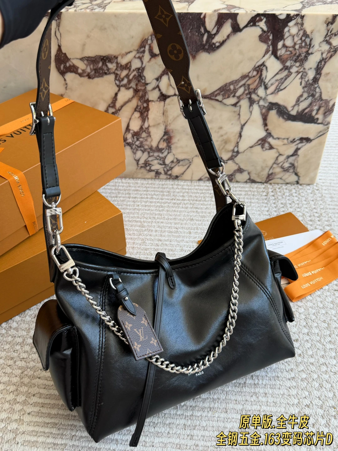 Louis Vuitton(ルイ・ヴィトン / LV) Carrall Carryall ポケット・ソフトな風合い CarryAll バッグ。 素材:カーフスキン。 フルパッケージ