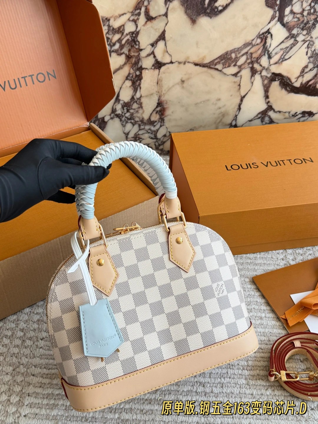 Louis Vuitton(ルイ・ヴィトン / LV) Alma 合わせやすい・メタルパーツ Alma バッグ。 サイズ:25×18cm。 ボックス付き。 オリジナル仕様