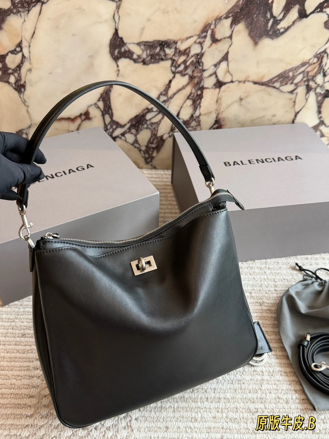 BALENCIAGA(バレンシアガ) ショルダーバッグ。 素材:カーフスキン。 オリジナル仕様