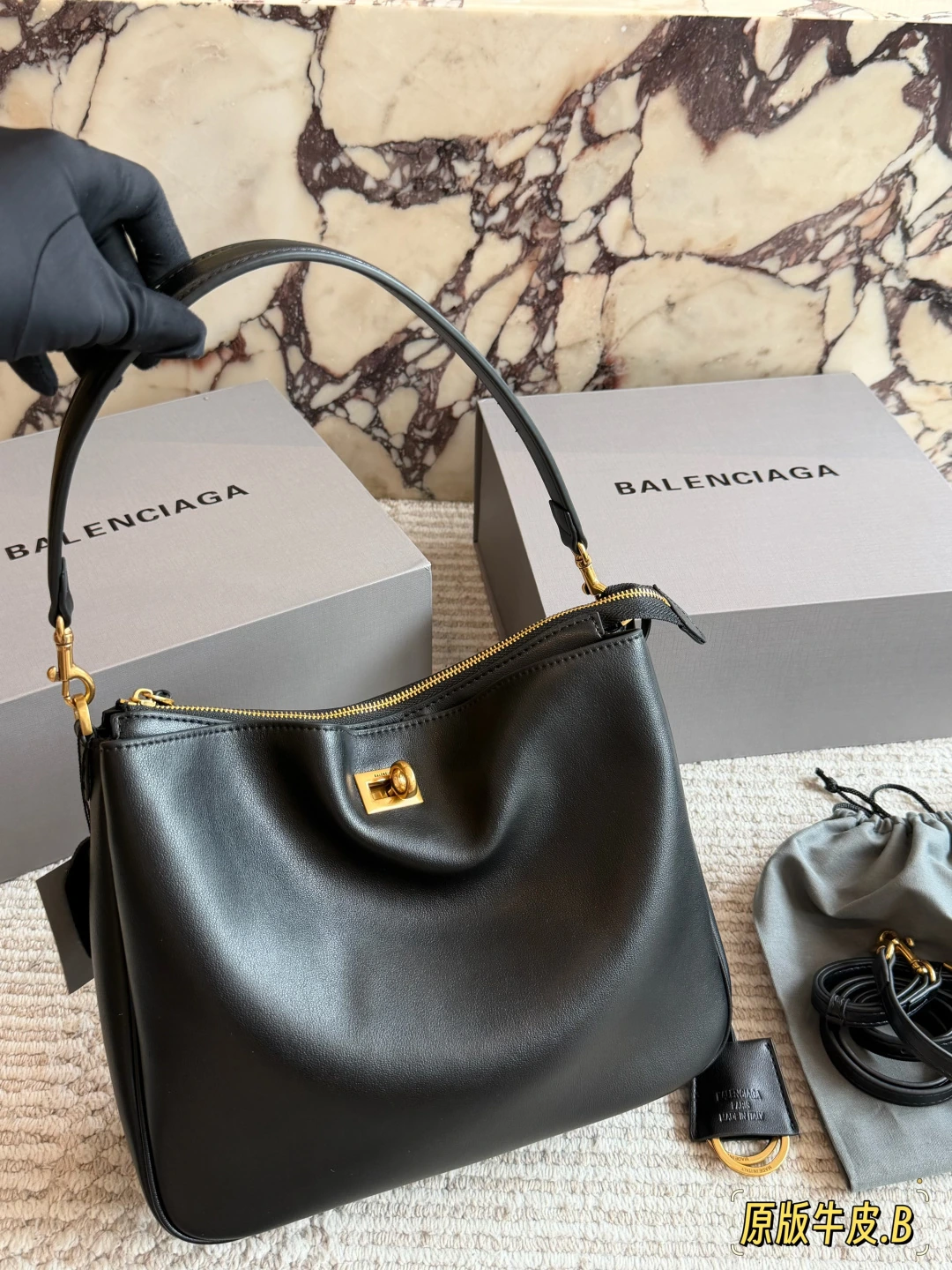 BALENCIAGA(バレンシアガ) ショルダーバッグ。 素材:カーフスキン。 オリジナル仕様