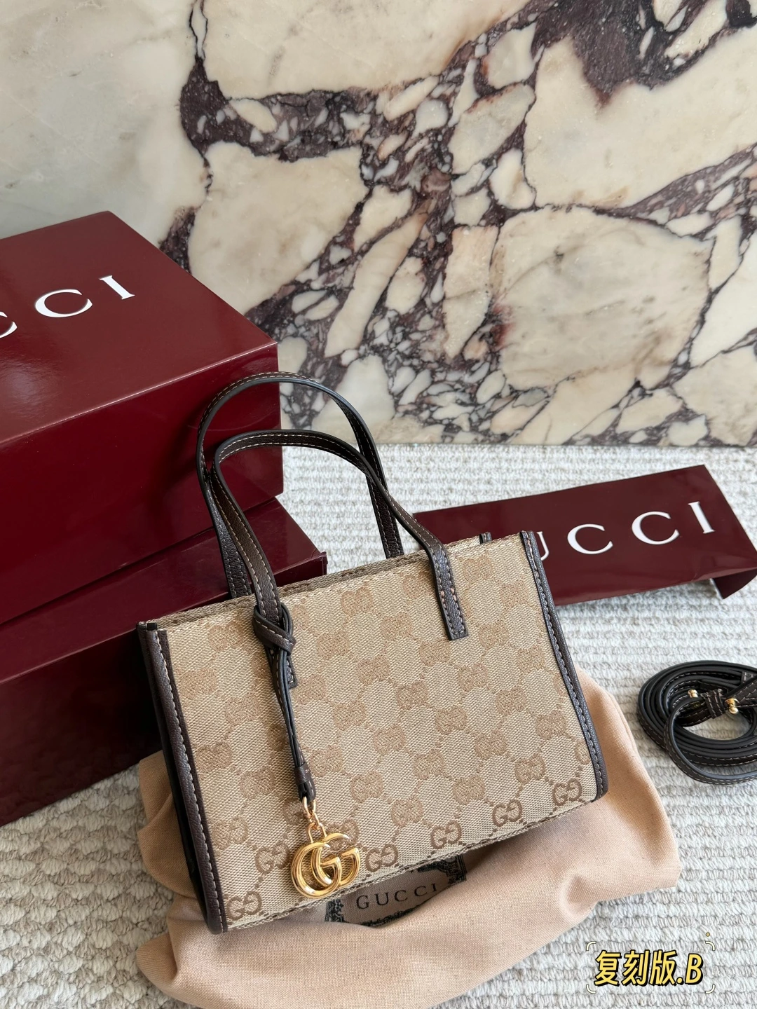GUCCI(グッチ) ヴィンテージ風・合わせやすい・Monogram・斜め掛け・手持ち アイテム