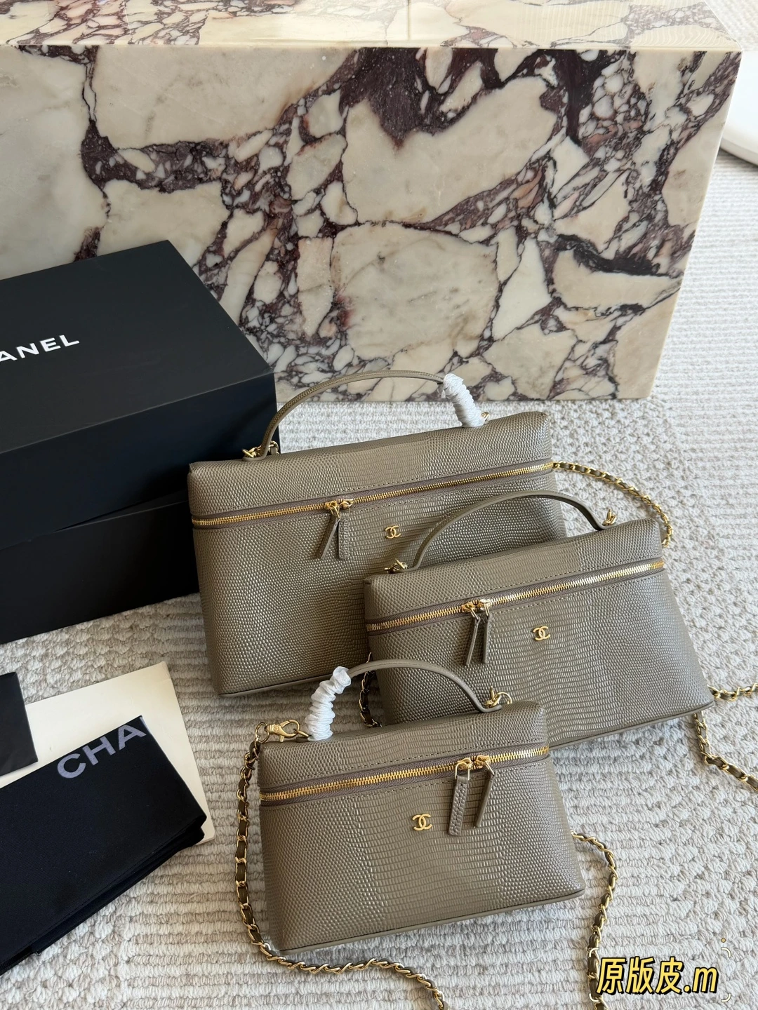 CHANEL(シャネル) ジップ・ロゴディテール バッグ。 素材:カーフスキン。 ボックス付き