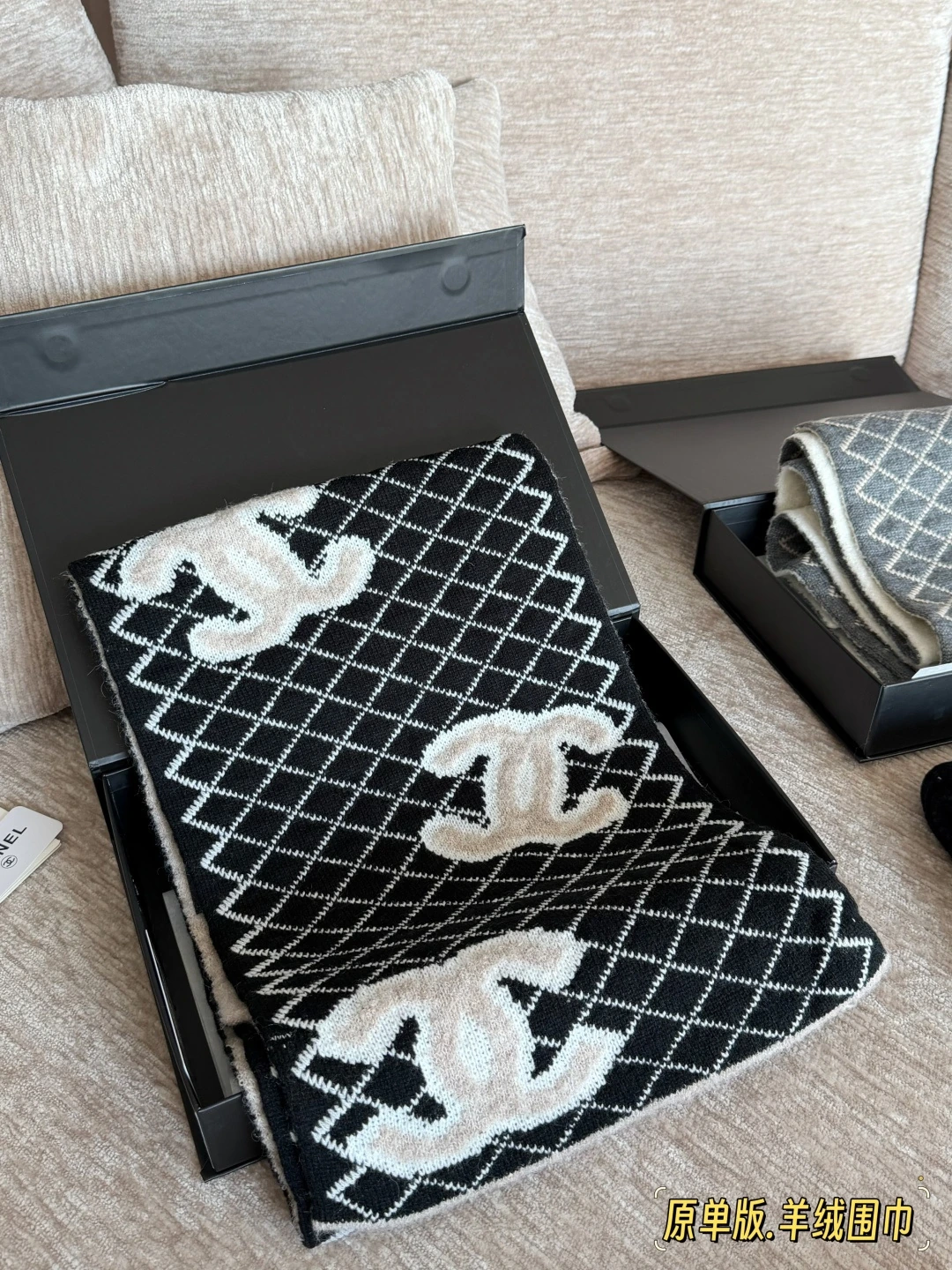 CHANEL(シャネル) リバーシブル・ソフトな風合い・保温性 スカーフ。 素材:カシミヤ。 サイズ:30×180cm。 ボックス付き。 オリジナル仕様