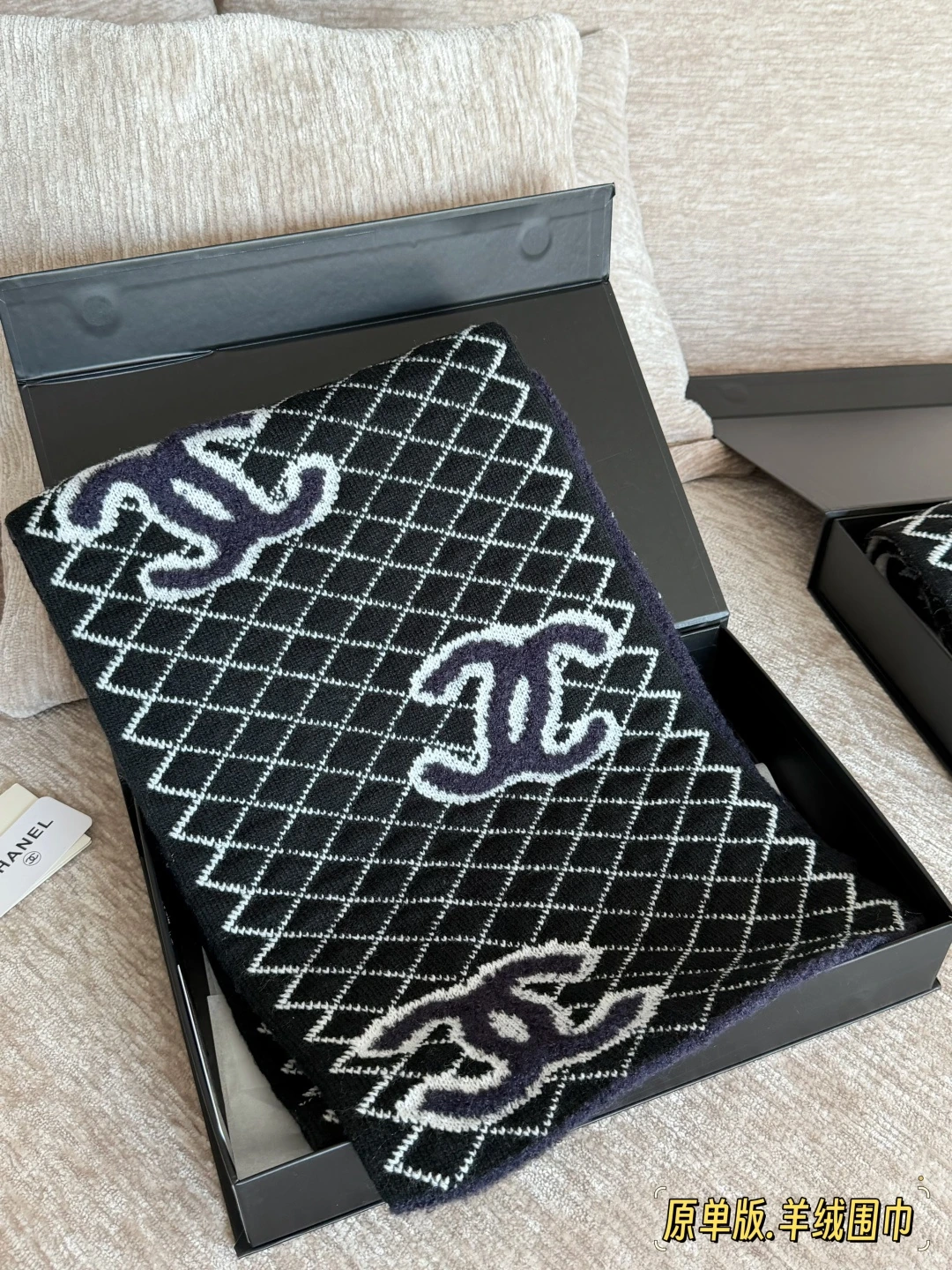 CHANEL(シャネル) リバーシブル・ソフトな風合い・保温性 スカーフ。 素材:カシミヤ。 サイズ:30×180cm。 ボックス付き。 オリジナル仕様