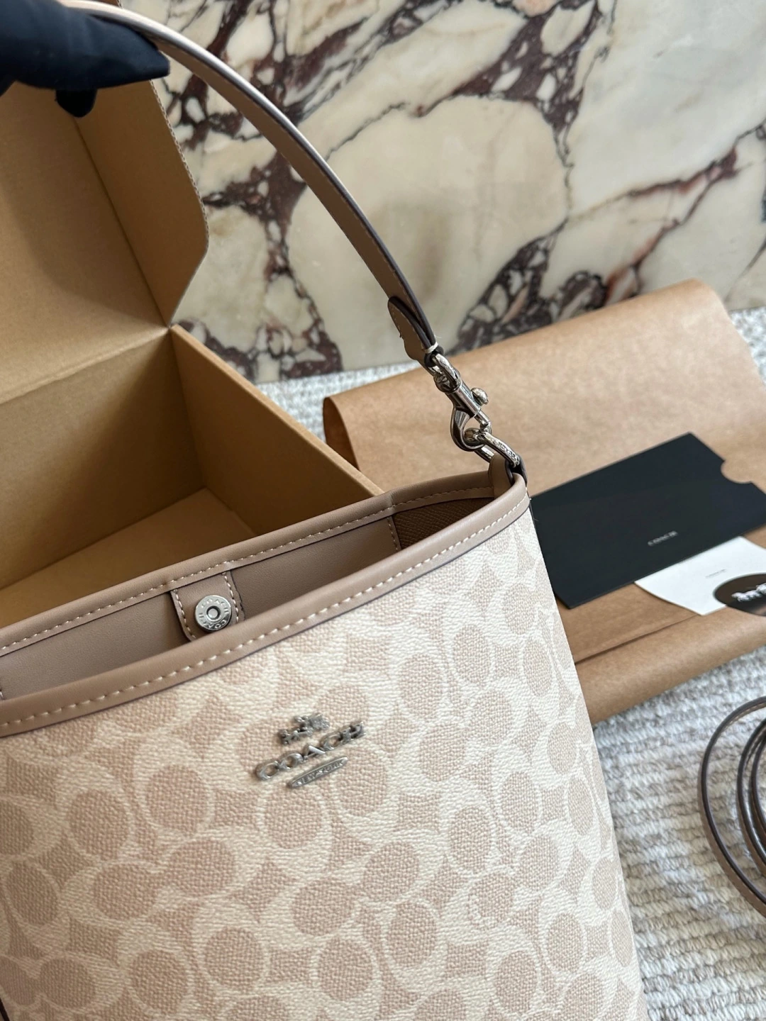 COACH(コーチ) 斜め掛け バケットバッグ。 サイズ:21 / 17。 ボックス付き