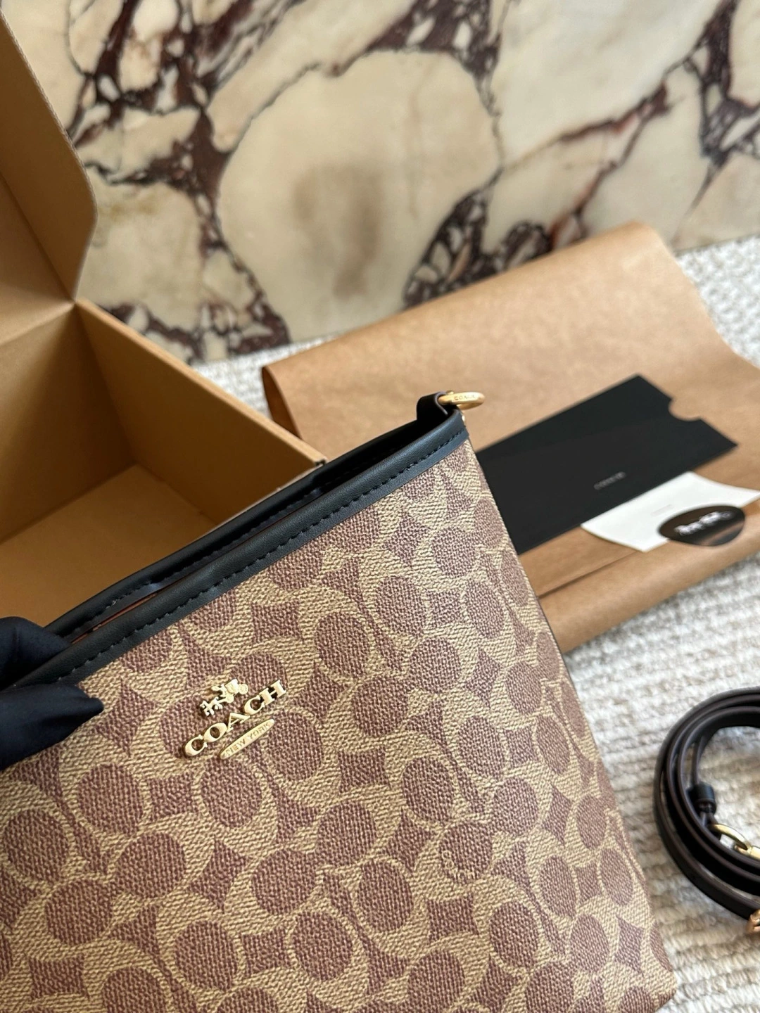 COACH(コーチ) 斜め掛け バケットバッグ。 サイズ:21 / 17。 ボックス付き