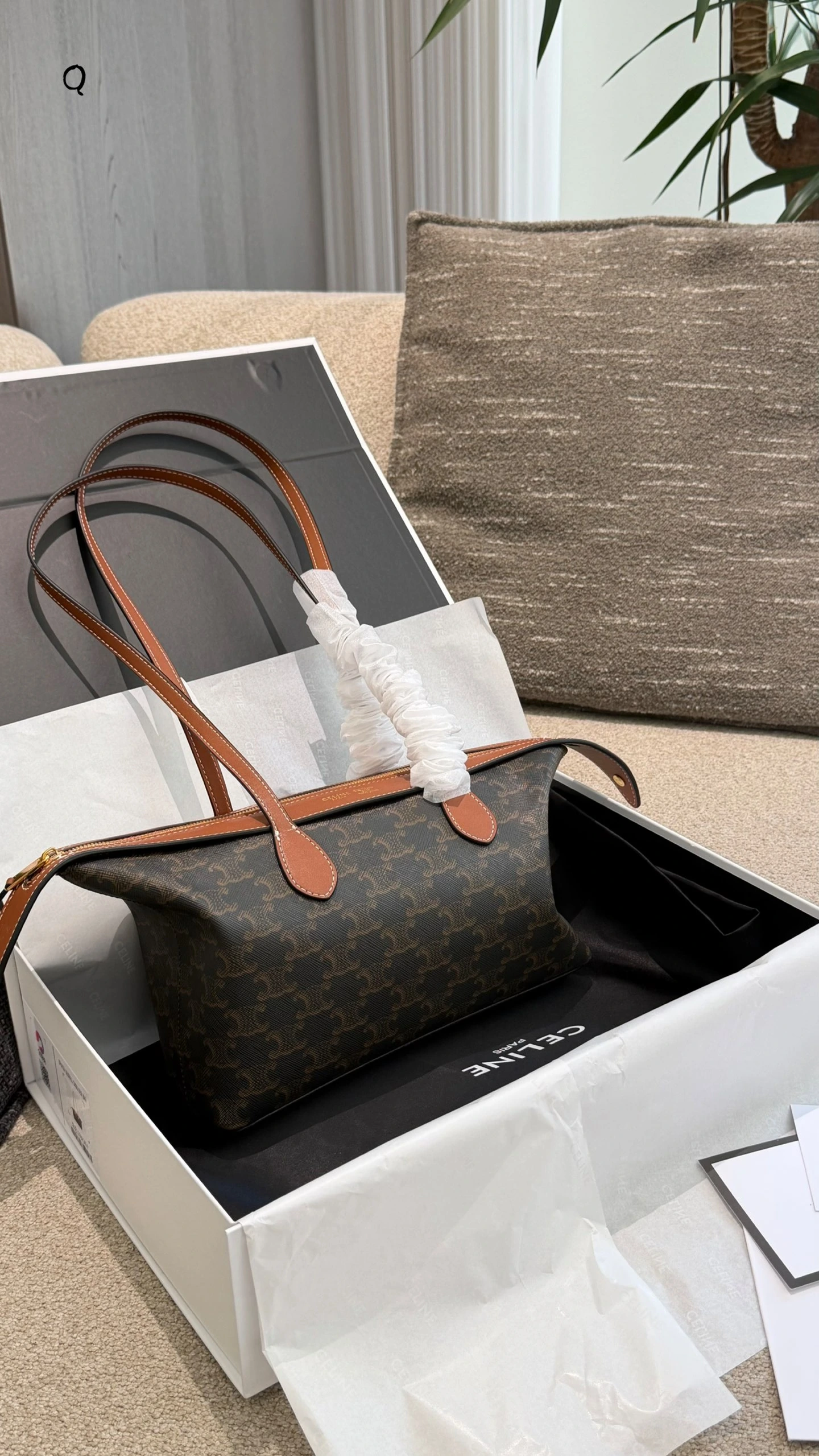 CELINE(セリーヌ) DUFFLE ヴィンテージ風・ジップ・合わせやすい・Monogram アイテム。 素材:カーフスキン