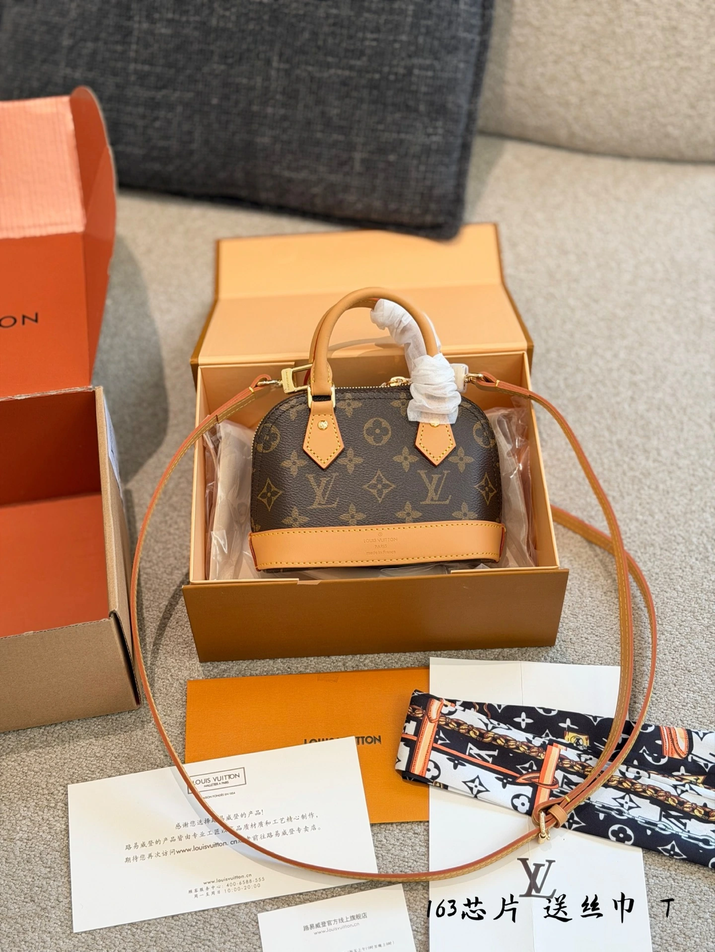 Louis Vuitton(ルイ・ヴィトン / LV) Alma Nano Monogram 合わせやすい・ハリのある質感・Monogram・取り外し可能・斜め掛け・手持ち・メタルパーツ Alma バッグ。 素材:カーフスキン・キャンバス