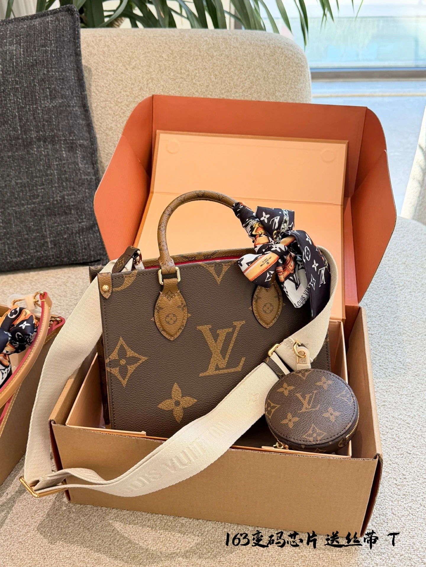 Louis Vuitton(ルイ・ヴィトン / LV) OnTheGo Monogram x19x11 Monogram・取り外し可能 OnTheGo トートバッグ。 素材:カーフスキン・キャンバス