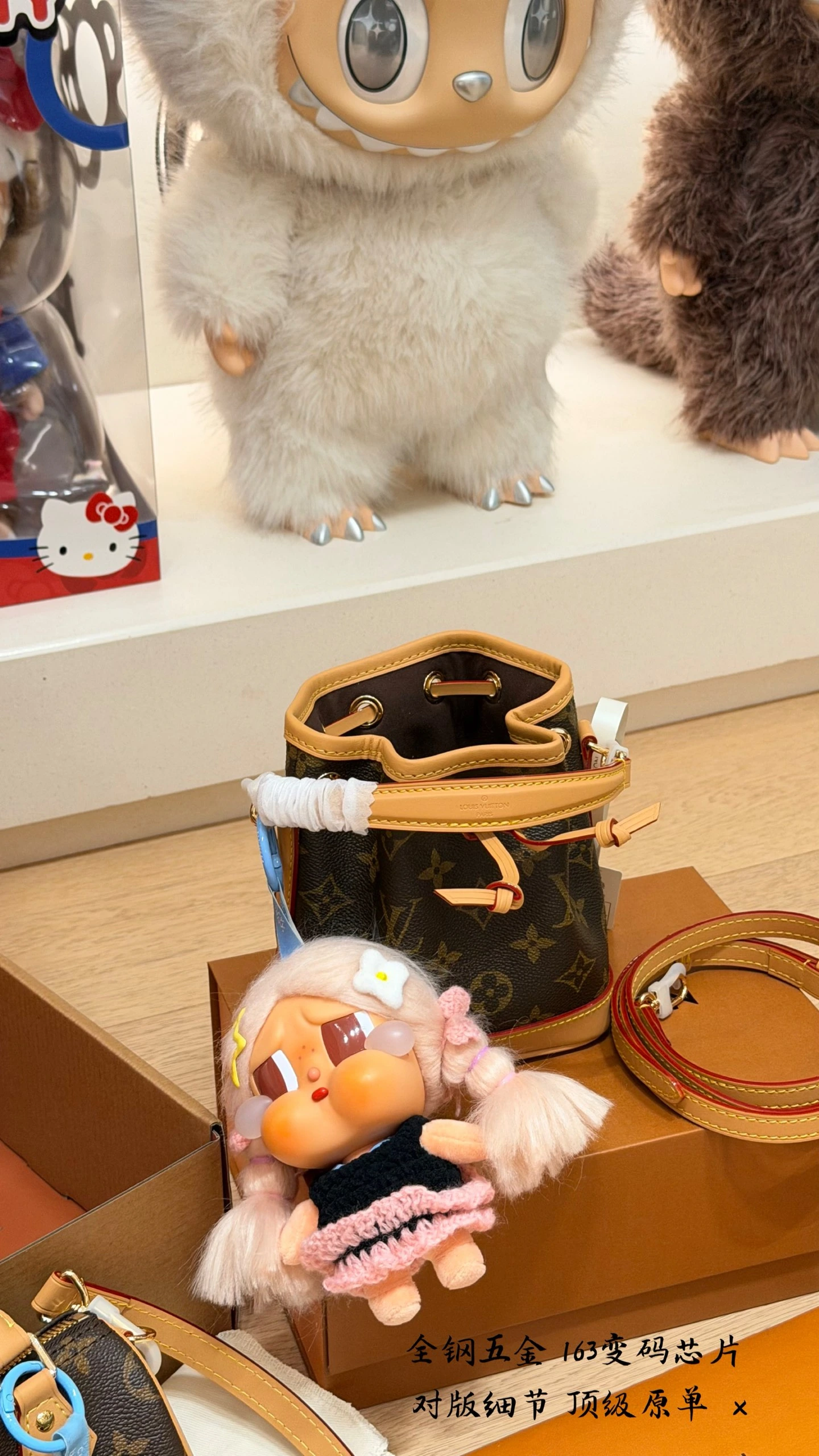 Louis Vuitton(ルイ・ヴィトン / LV) Nano Monogram x16x10cm グラフィック・ヴィンテージ風・合わせやすい・ドローストリング・Monogram・斜め掛け・手持ち バケットバッグ。 素材:カーフスキン・キャンバス