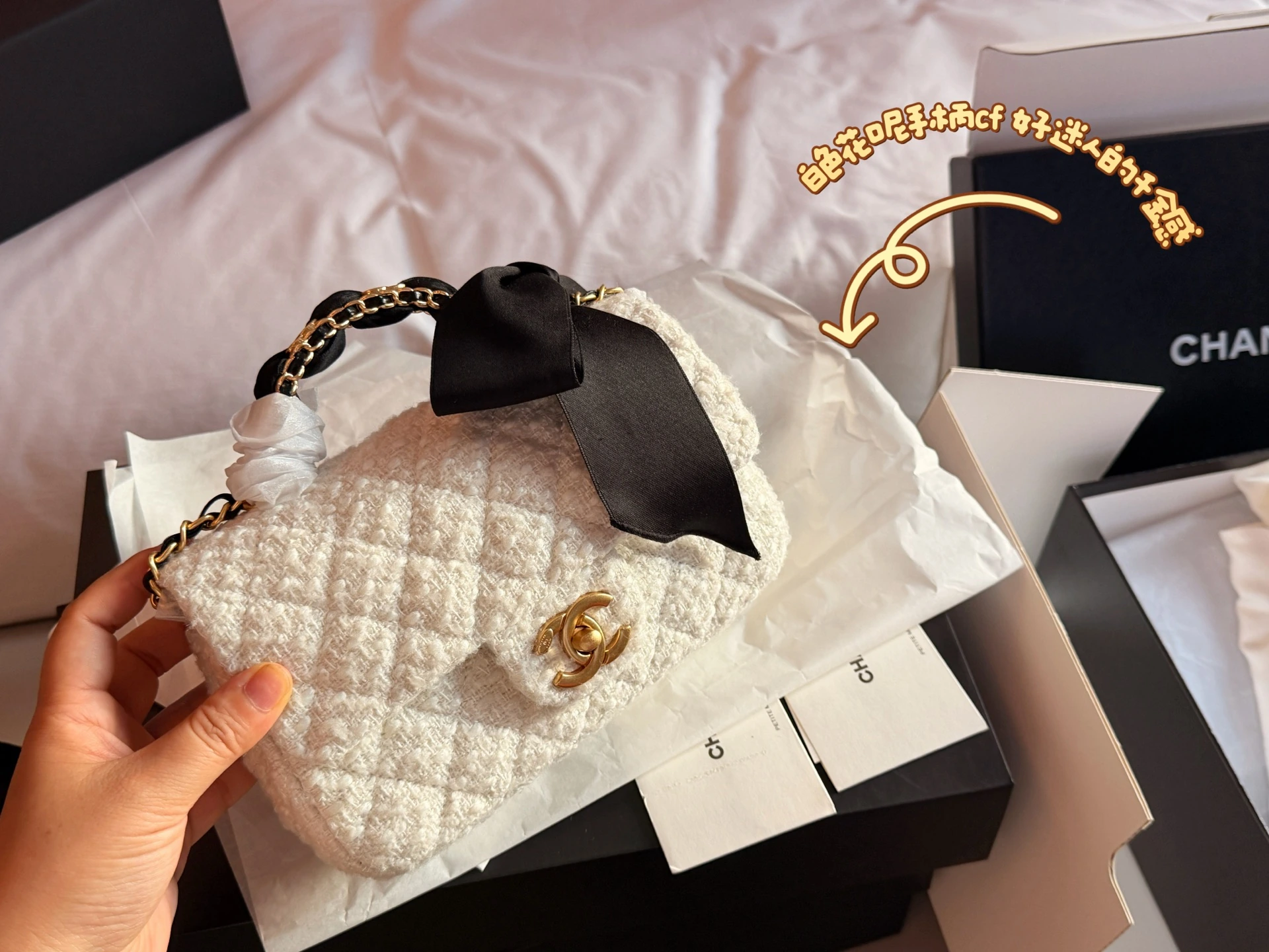 CHANEL(シャネル) 秋冬 アイテム。 素材:ツイード。 サイズ:20×12cm。 ボックス付き