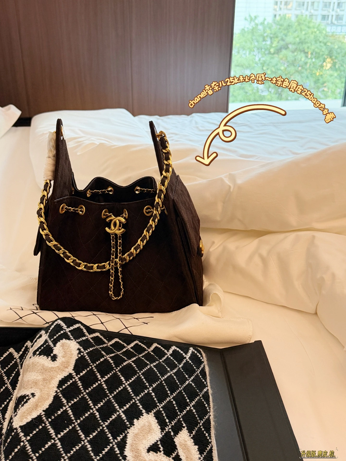 CHANEL(シャネル) ショルダーバッグ。 素材:スエード。 サイズ:26×21cm。 ボックス付き