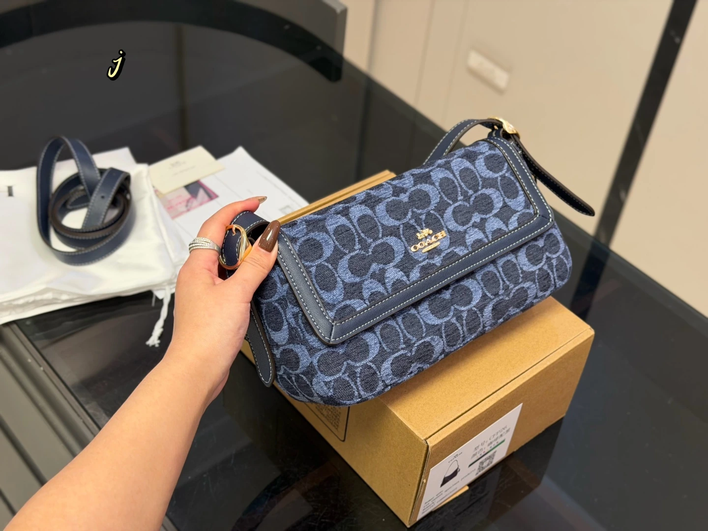 COACH(コーチ) Etta スナップボタン バゲットバッグ。 ボックス付き