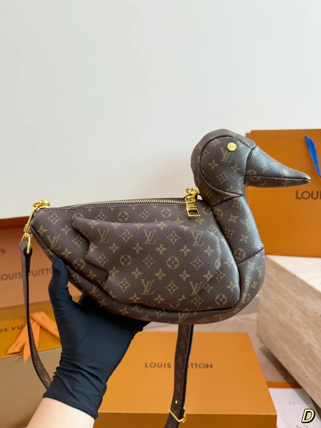Louis Vuitton(ルイ・ヴィトン / LV) Nigo Monogram・肩掛け・斜め掛け・メタルパーツ アイテム。 素材:キャンバス。 ボックス付き
